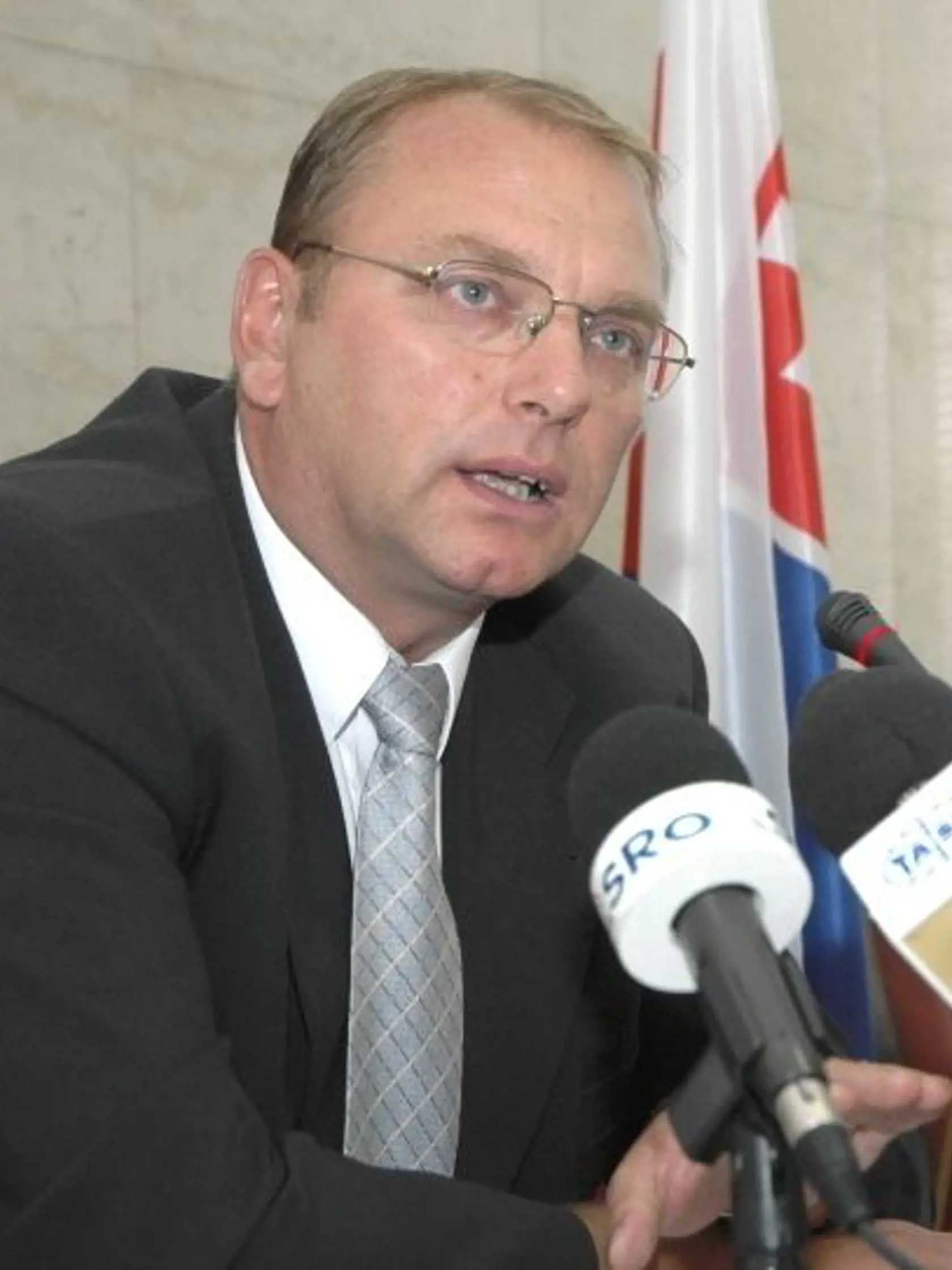 Poslanec za Smer-SD Ľubomír Vážny obvinil kolegu Baránika, že má koronavírus.