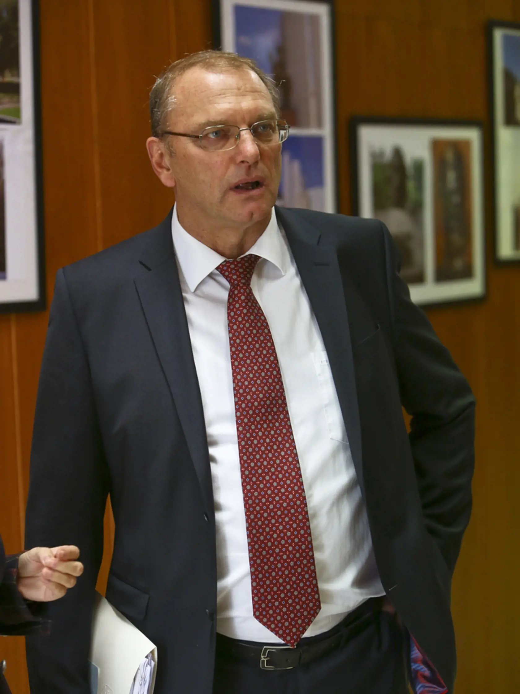 Poslanec za Smer-SD Ľubomír Vážny obvinil kolegu Baránika, že má koronavírus.