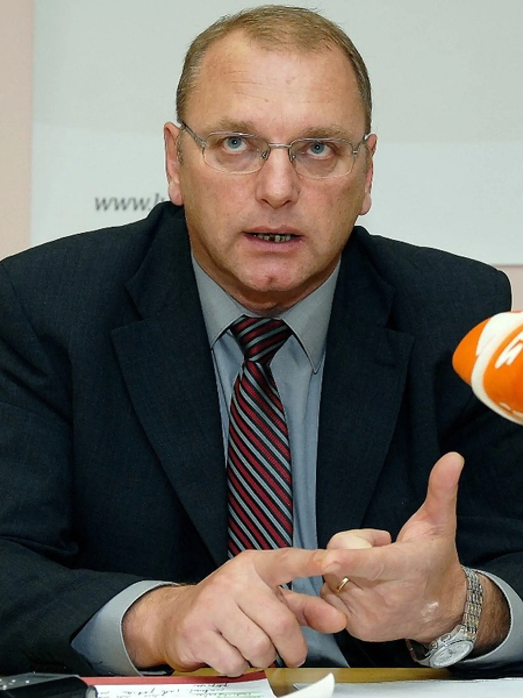 Poslanec za Smer-SD Ľubomír Vážny obvinil kolegu Baránika, že má koronavírus.
