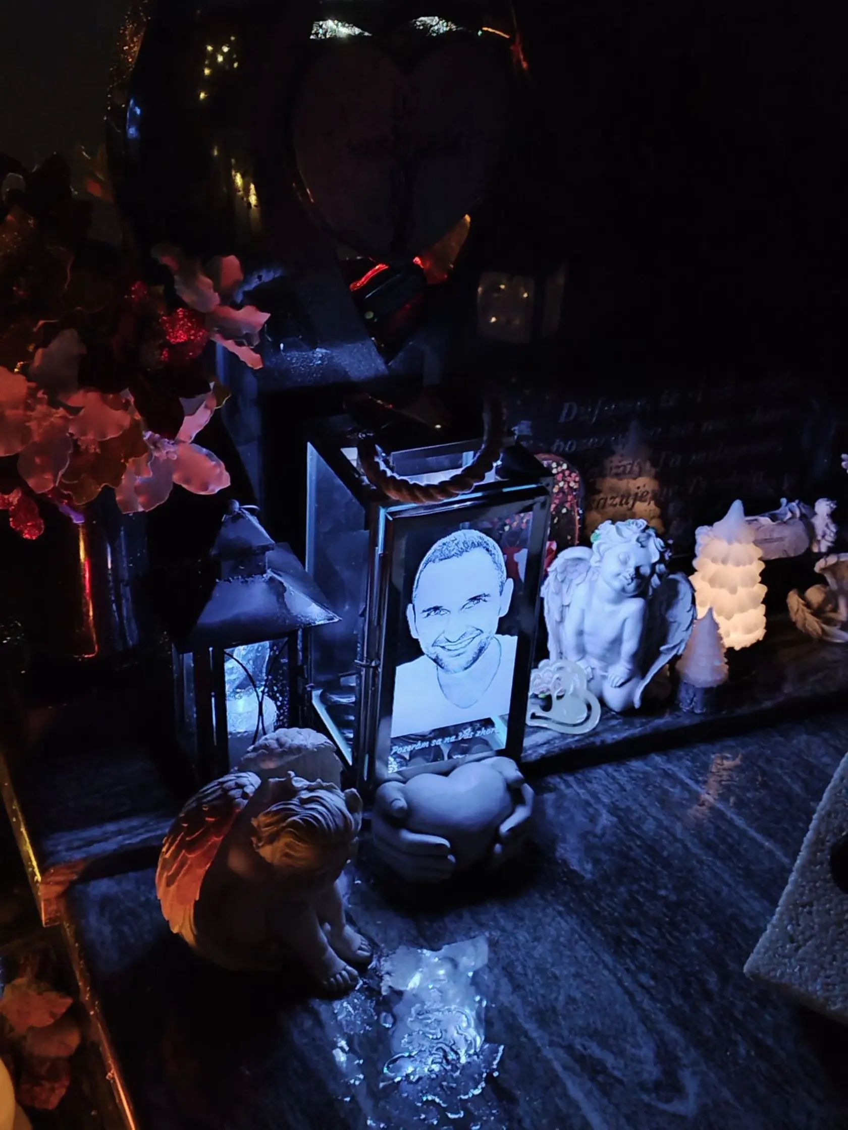 Hrob tragicky zosnulého posunovača Mária Nagya (†31) z Košíc je stále zaplavený kvetmi a kahancami s horiacimi sviečkami. Na jednom z nich je podobizeň nebohého.