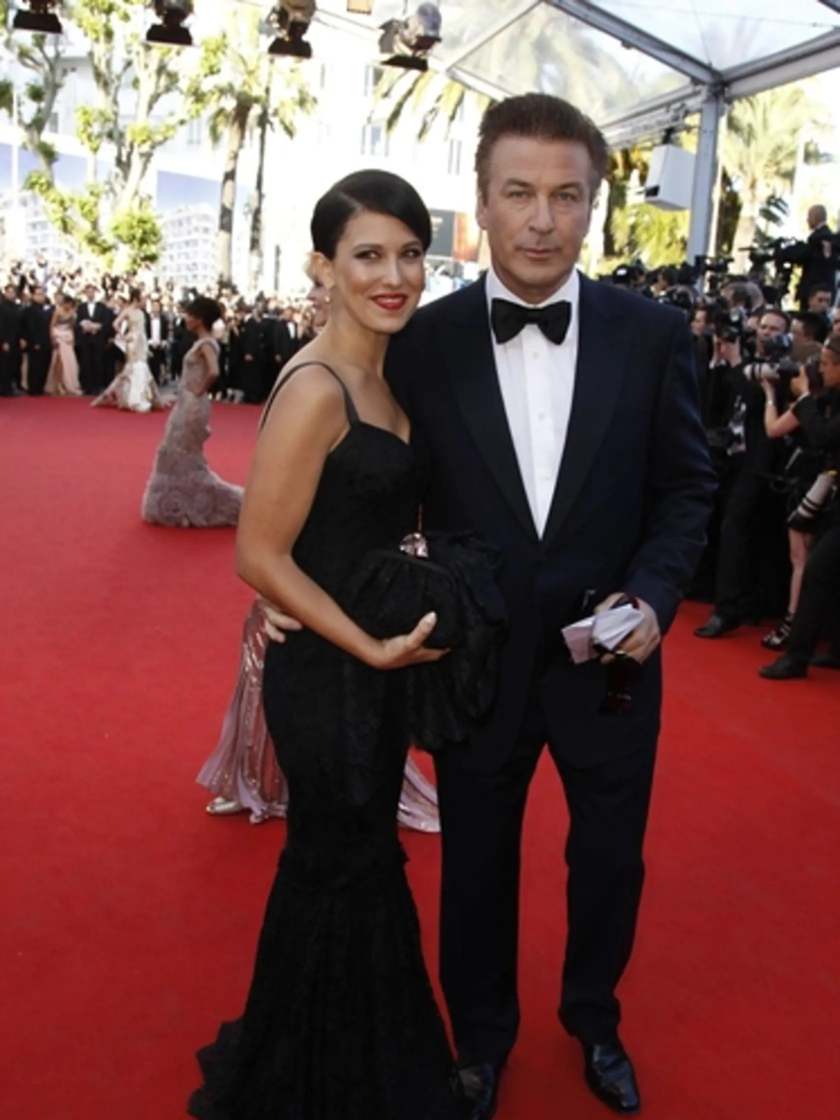 Alec Baldwin so svojou mladou manželkou.