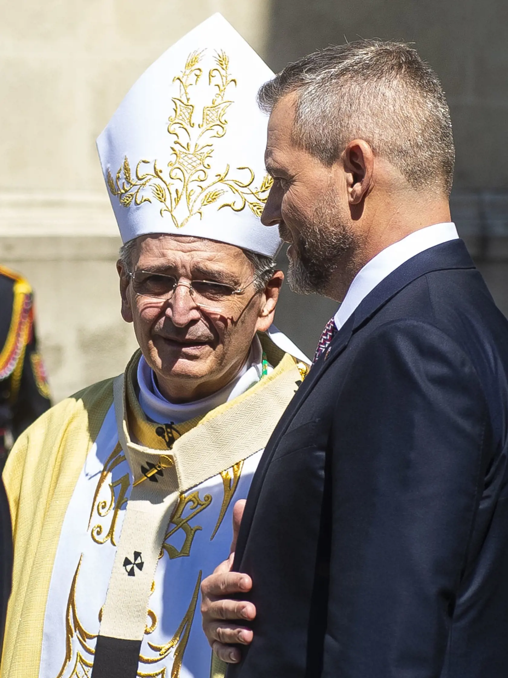 Na snímke vpravo nový prezident SR Peter Pellegrini sa lúči s rímskokatolíckym arcibiskupom, metropolitom Bratislavskej arcidiecézy Stanislavom Zvolenským pri odchode z Dómu svätého Martina po slávnostnej sv. omši Te Deum po jeho zložení sľubu prezidenta SR 15. júna 2024 v Bratislave. FOTO TASR - Jakub Kotian