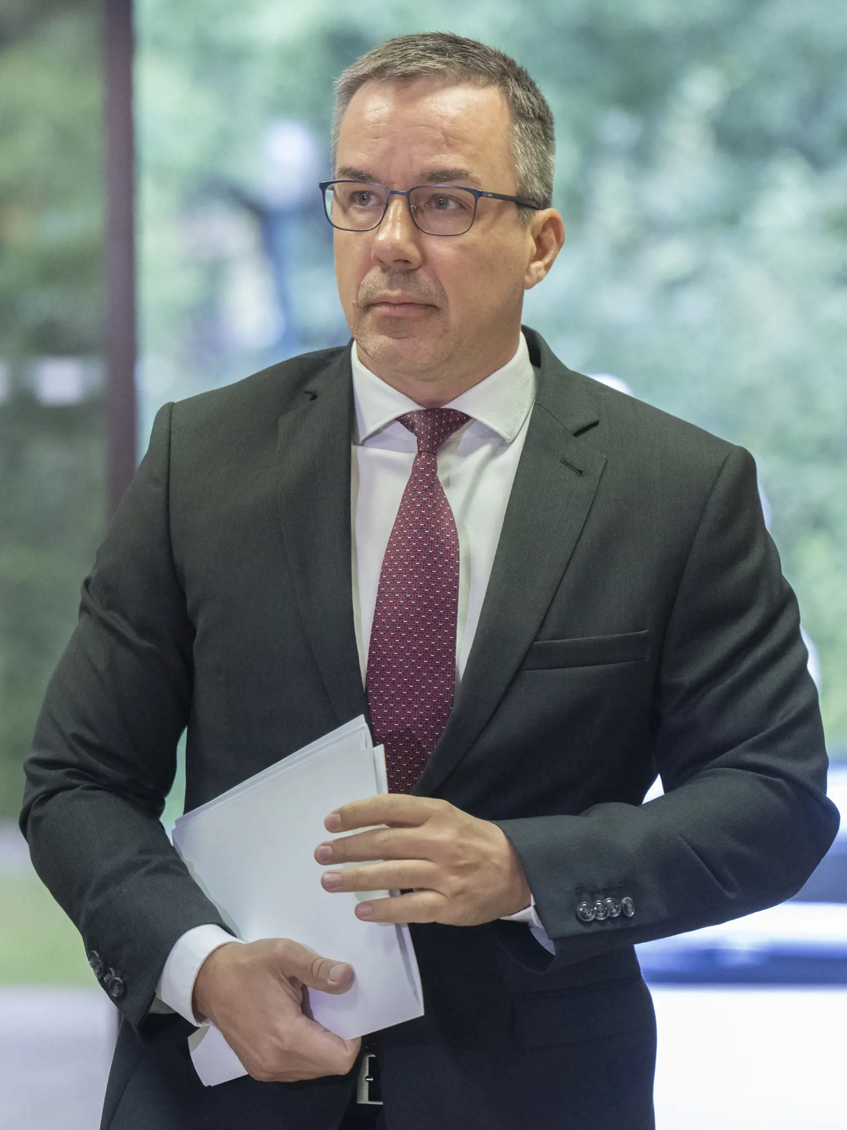 Minister práce, sociálnych vecí a rodiny SR Erik Tomáš (Hlas-SD) prichádza na 52. schôdzu vlády SR 2. októbra 2024 v Bratislave. 