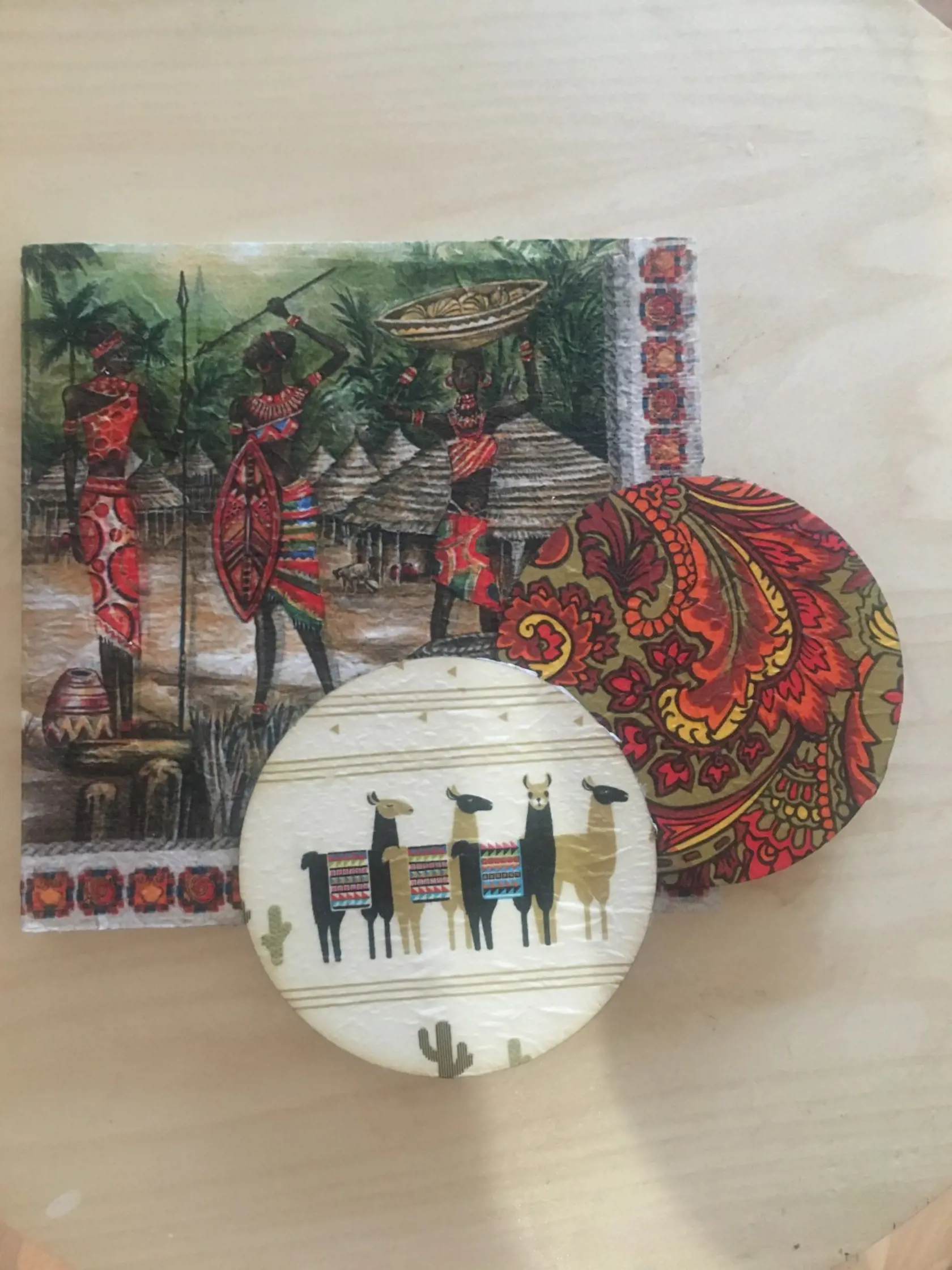 ,,Decoupage“, tak sa nazýva servítková technika alebo servítkovanie. Rôzne materiály ako drevo, kov, plast, polystyrén si tak môžete ozdobiť tenučkými vrstvami servítok. Presný návod nájdete na internete. Táto čínnosť vás zabaví aj na niekoľko hodín.
