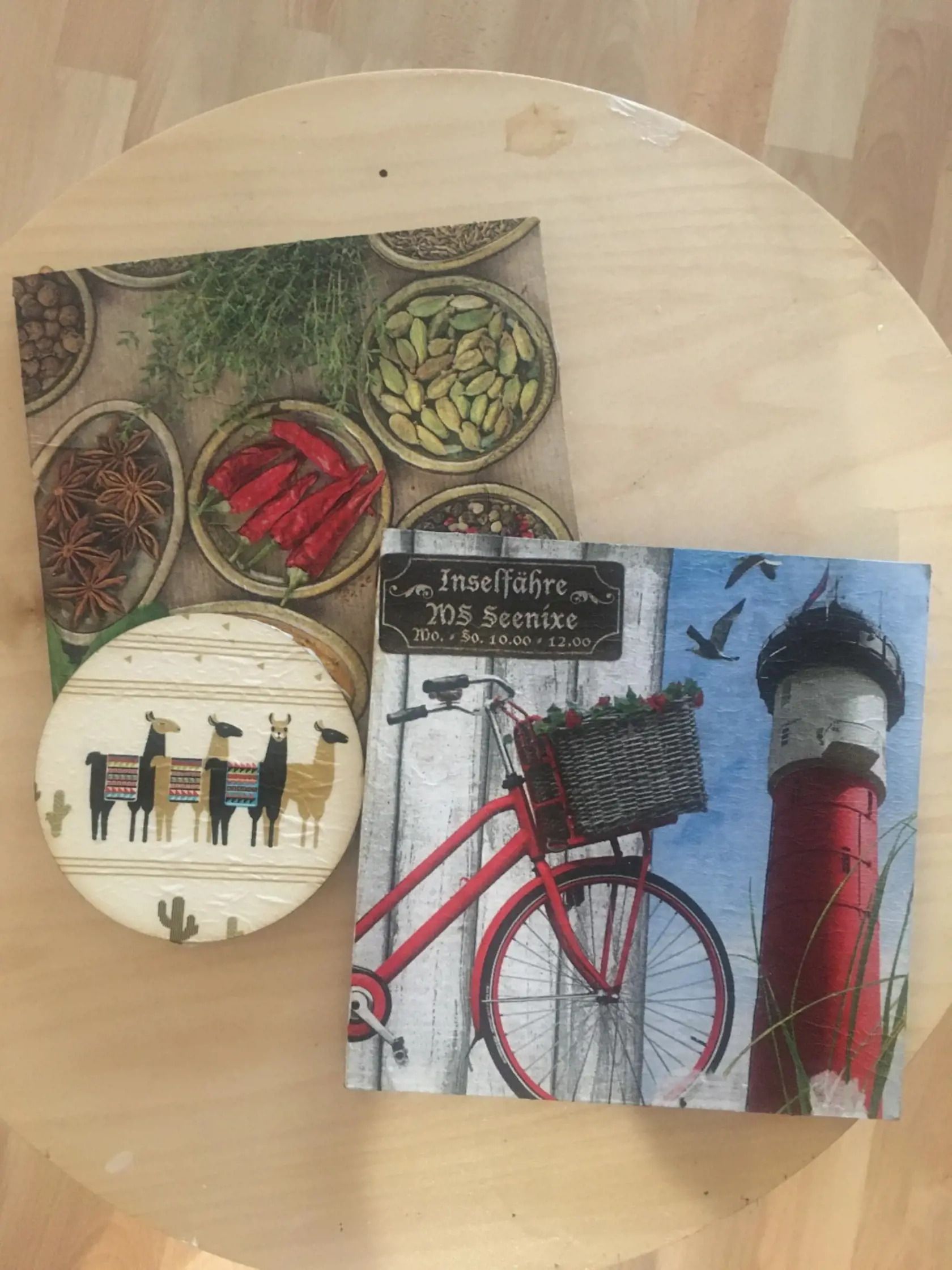 ,,Decoupage“, tak sa nazýva servítková technika alebo servítkovanie. Rôzne materiály ako drevo, kov, plast, polystyrén si tak môžete ozdobiť tenučkými vrstvami servítok. Presný návod nájdete na internete. Táto čínnosť vás zabaví aj na niekoľko hodín.