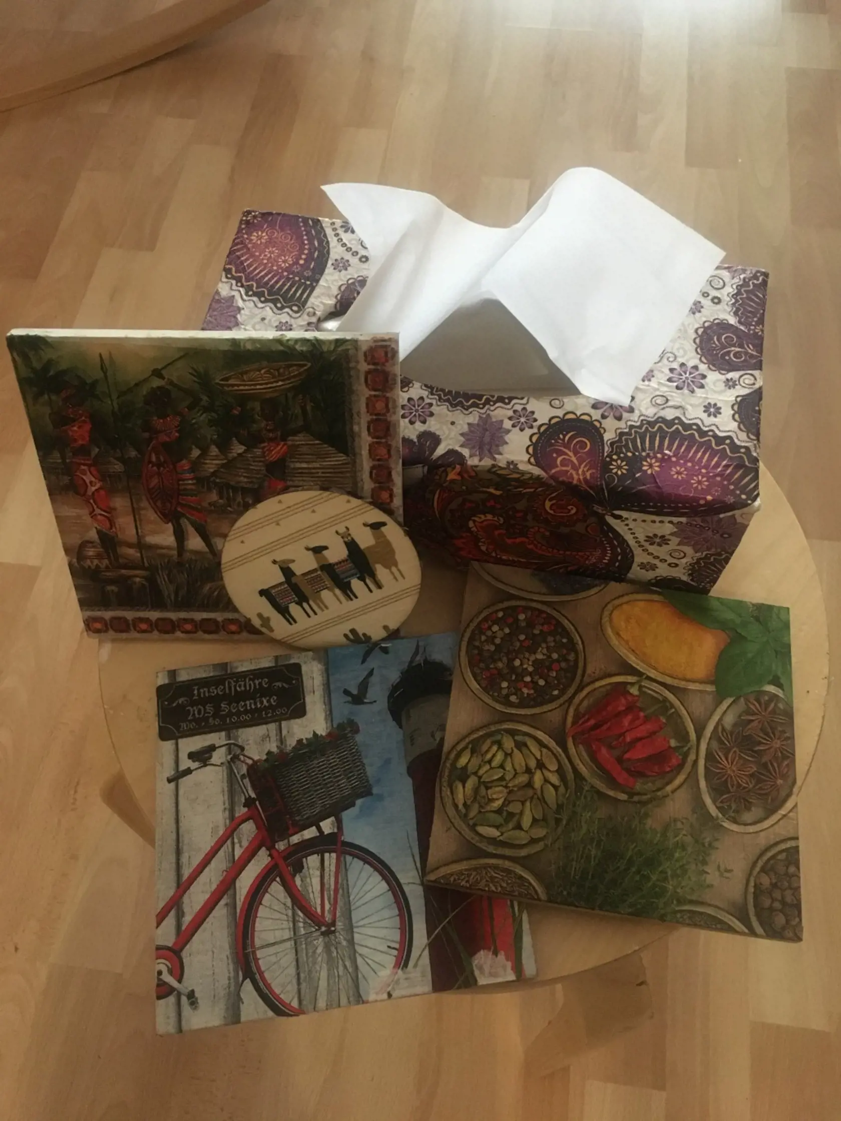 ,,Decoupage“, tak sa nazýva servítková technika alebo servítkovanie. Rôzne materiály ako drevo, kov, plast, polystyrén si tak môžete ozdobiť tenučkými vrstvami servítok. Presný návod nájdete na internete. Táto čínnosť vás zabaví aj na niekoľko hodín.