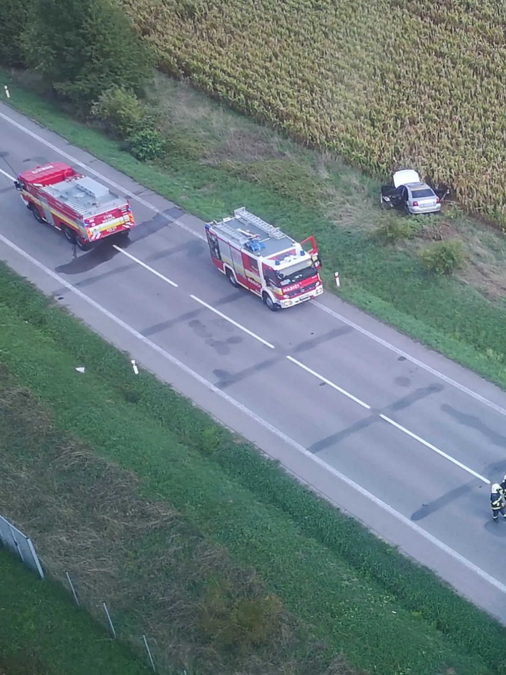 Auto v plameňoch pripravilo spolujazdca o život. Bola to vražda?