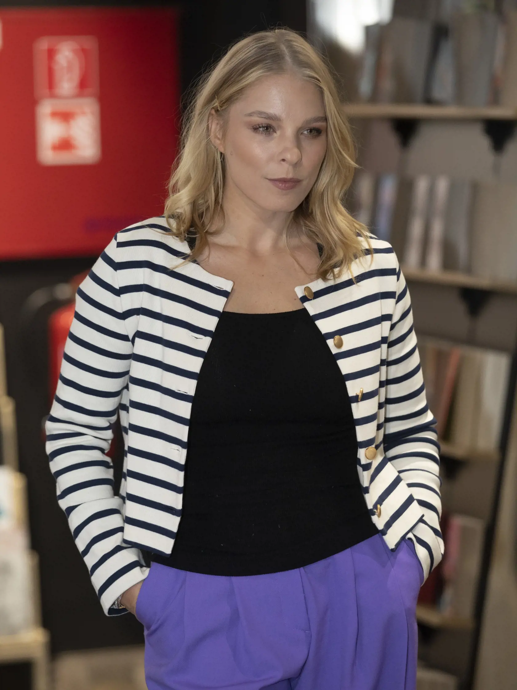 Na snímke je  krst knihy rómskej spisovateľky Eleny Lackovej Narodila som sa pod šťastnou hviezdou, babky  Alžbety Ferencovej - seriálovej Ivety.
Veronika Cifrová Ostrihoňová
Televízna moderátorka
