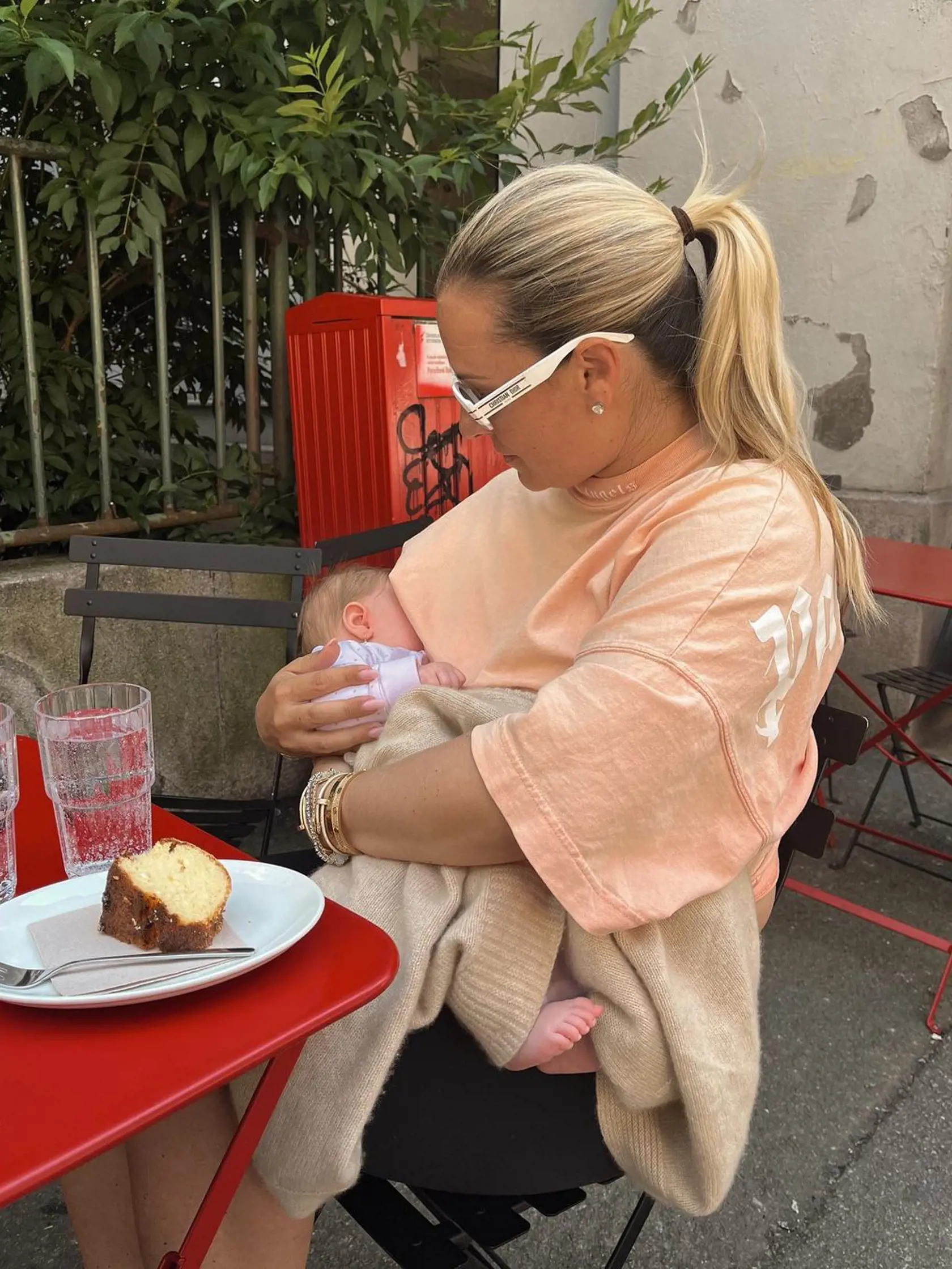 "Full time mama 🤍 anytime - anywhere 🍼💯 Ako ste vy na tom s kojením na verejnosti? 🍼" spýtala sa svojich followerov na Instagrame šťastná mamina Dominika.