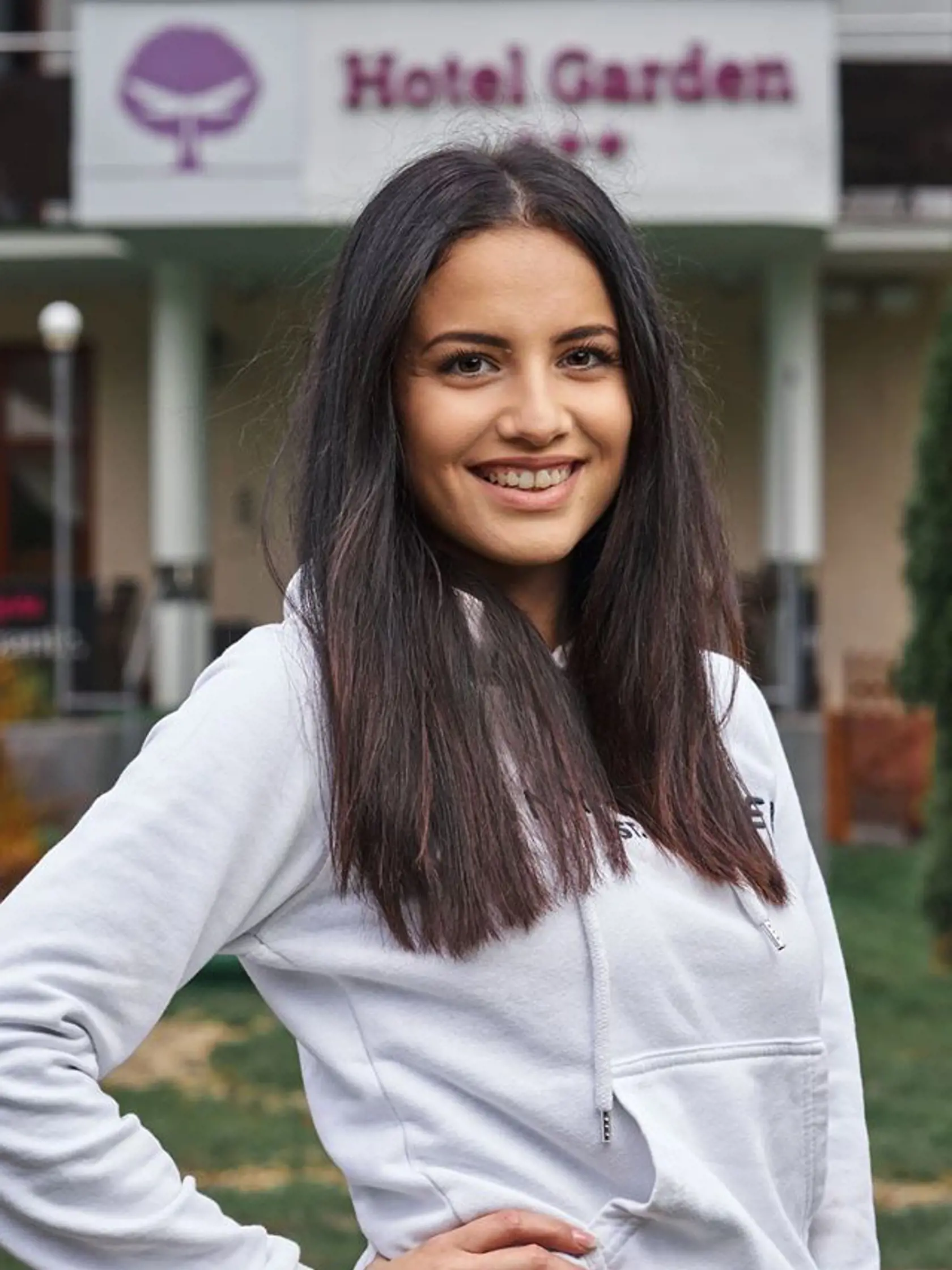 Simona Čmilová (22), Košice a je vášnivou motorkárkou.