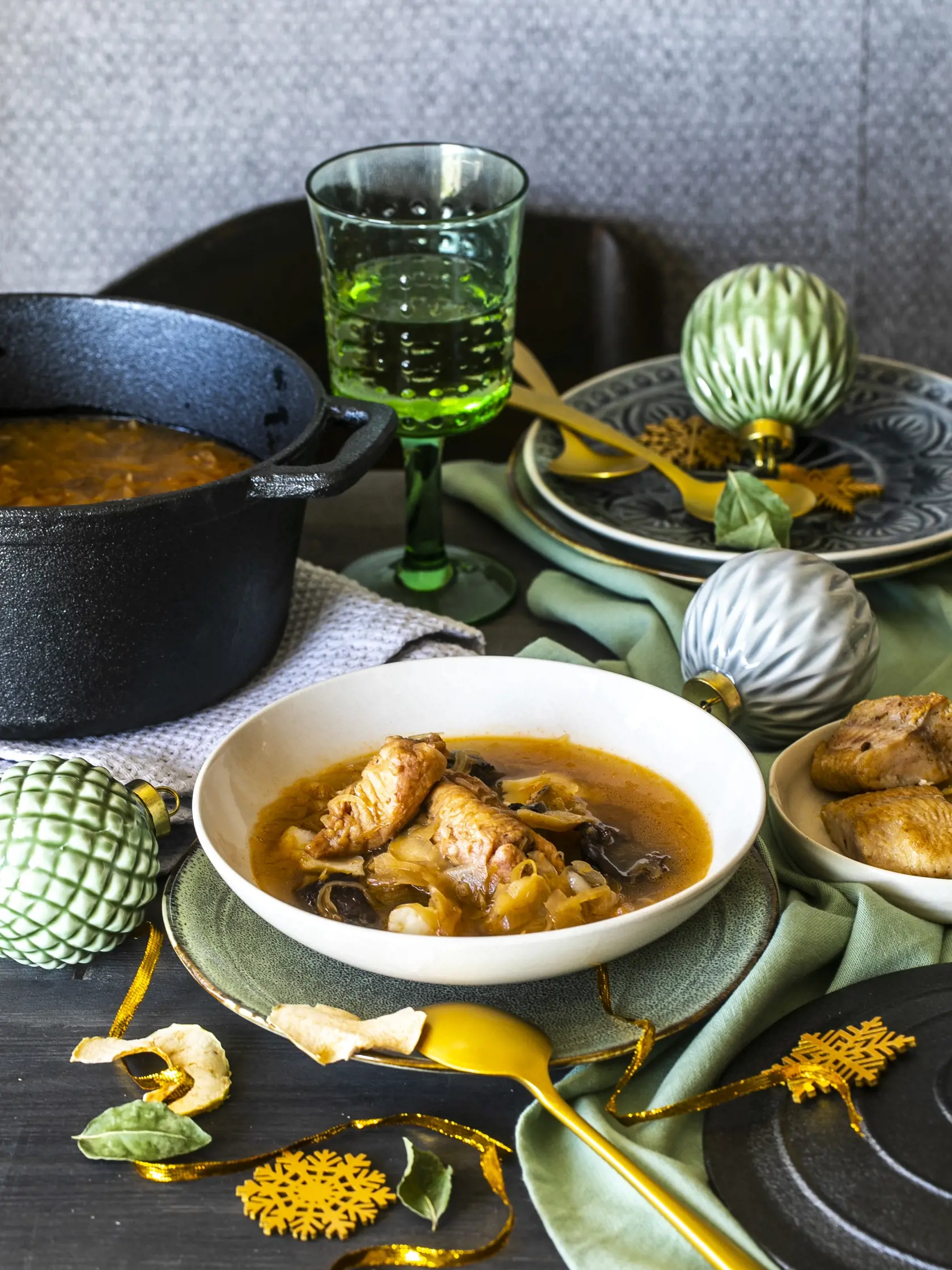 rybacia kapustnica s jablkom a so slivkami

recept:
6 PORCIÍ, PRÍPRAVA 30 MINÚT, VARENIE 90 MINÚT
Na vývar:
• hlava, plutvy a vnútornosti zo
sladkovodných alebo morských rýb • 1 cibuľa
• 1 strúčik cesnaku
• kúsok póru
• 1 petržlen
• 5 guľôčok celého korenia • 1 bobkový list
• stonky petržlenovej vňate
Na kapustnicu:
• 2 hrste sušených húb
• 1 kg tradične kvasenej kapusty • 2 cibule
• 2 strúčiky cesnaku
• 1 lyžica mletej červenej papriky • 100 až 200 ml bieleho vín