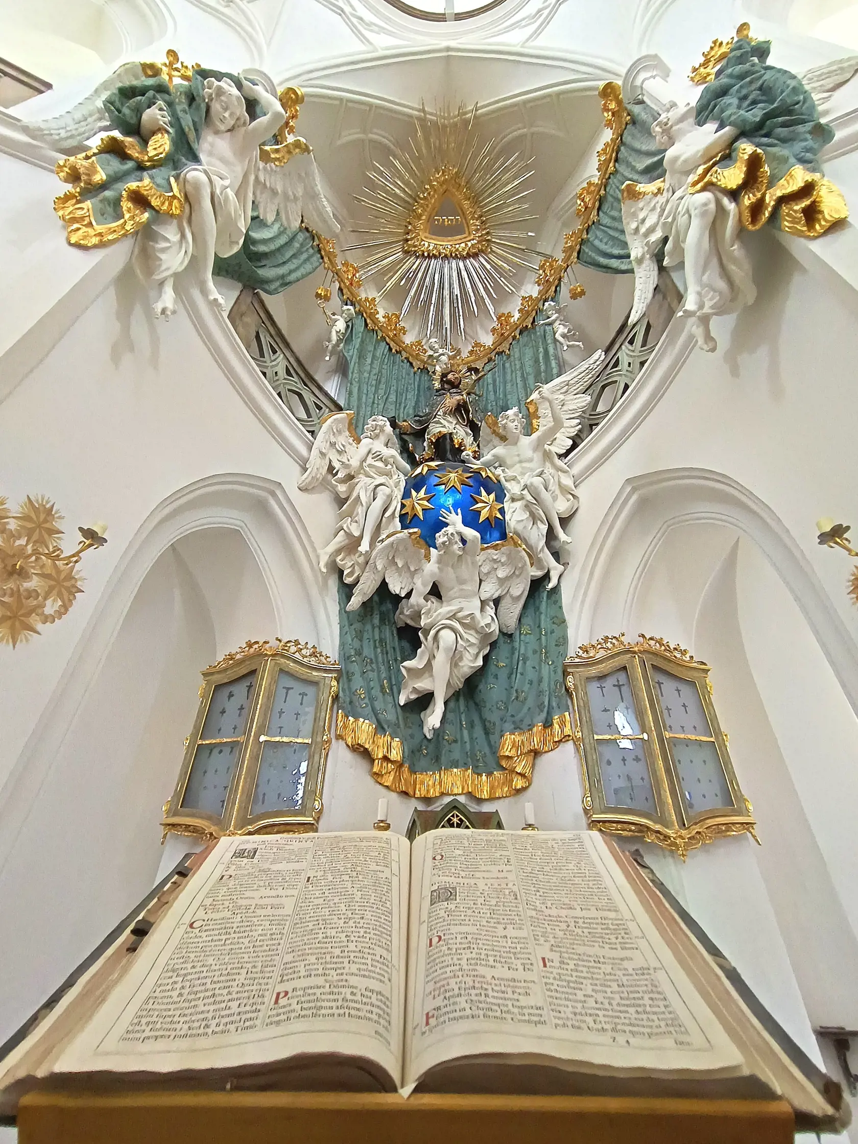 Interiér kostola sv. Jána Nepomuckého na Zelenej Hore