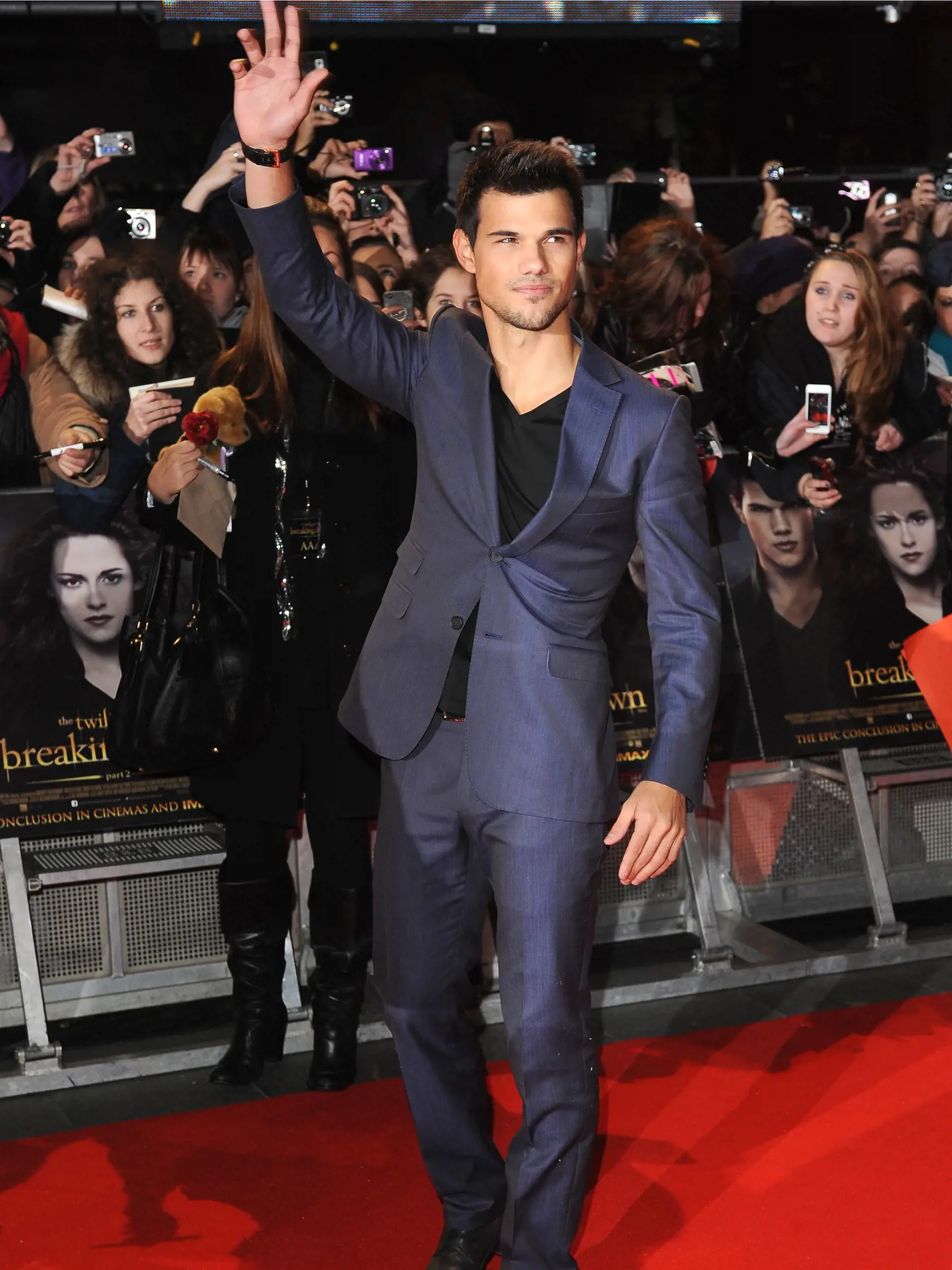 Séria Twilight pritiahla k obrazovkám milióny fanúšičiek. Dôvodom však nebol len nebezpečný upír Robert Pattinson, ale aj vlkolak Taylor Lautner, ktorý sa rovnako usiloval o srdce krásnej Belly (Kristen Stewart).