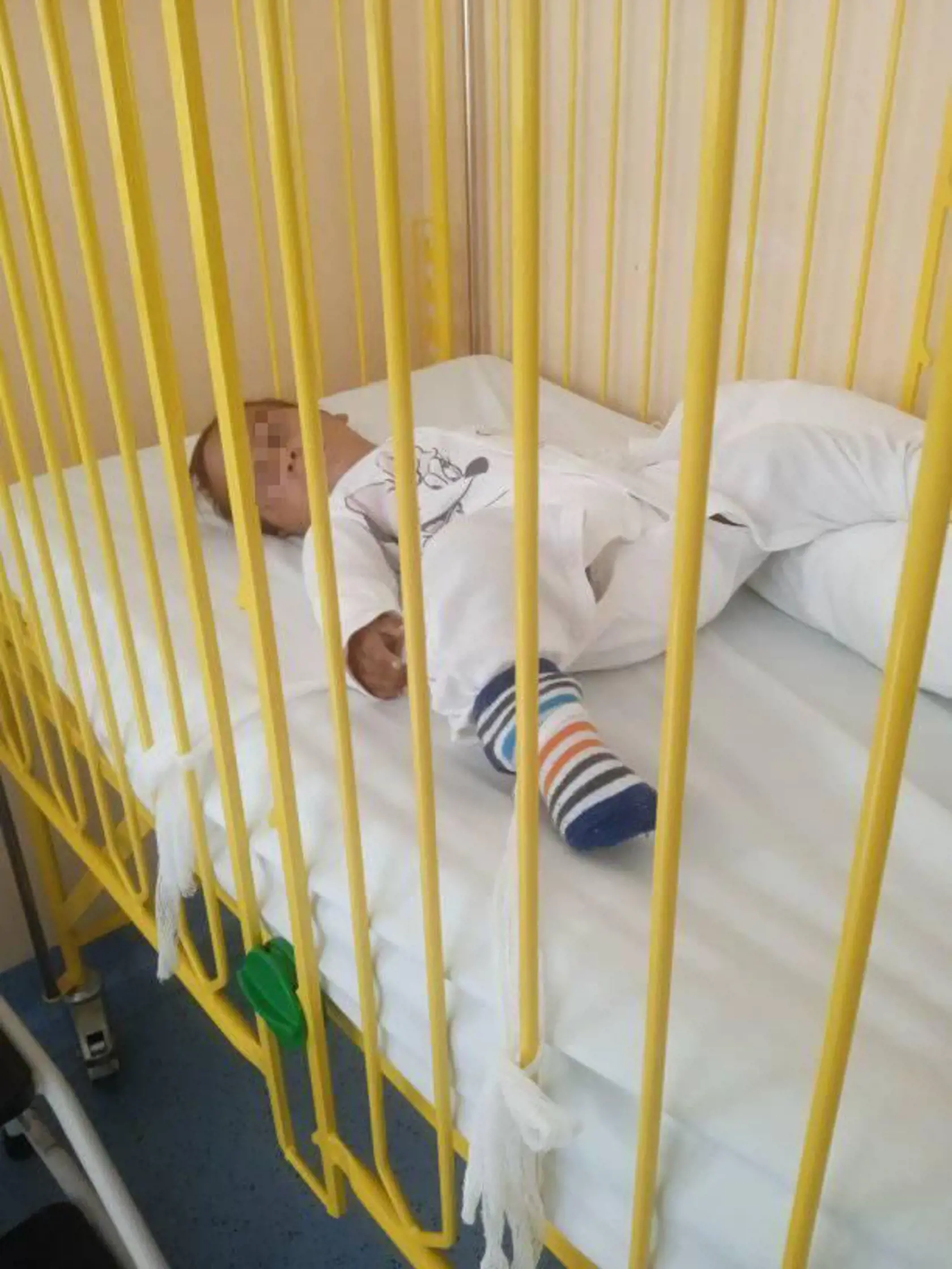 Iba 1,5-ročného chlapca hospitalizovali v košickej nemocnici. Zatiaľ čo jeho mama bola s dcérou doma, personál ho priviazal obväzmi k postieľke.
