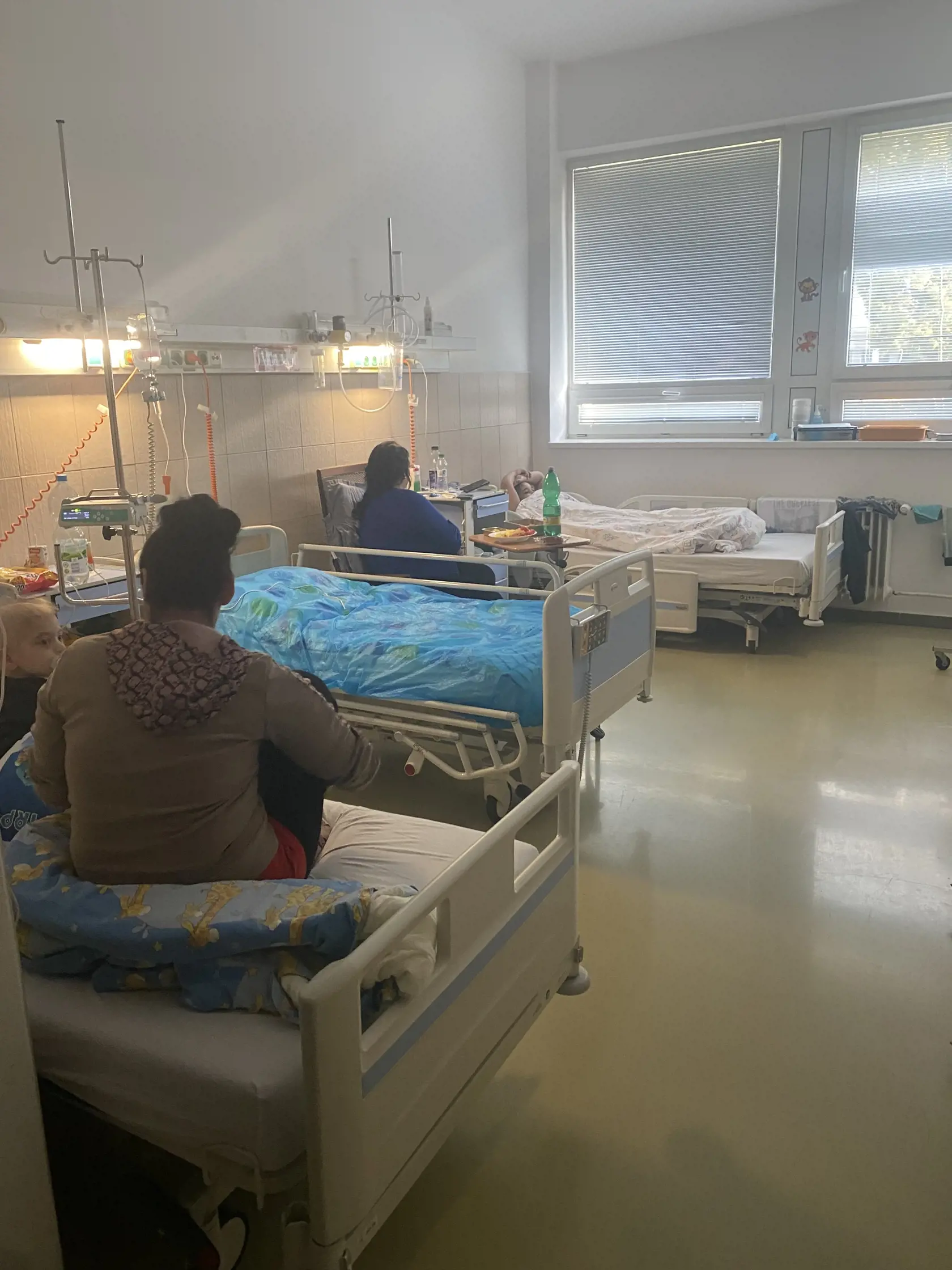 Rodičia sa sťažovali nielen na málo súkromia a intimitu, ale aj časté sťahovanie. Preto kufre a tašky majú len čiastočne vybalené.