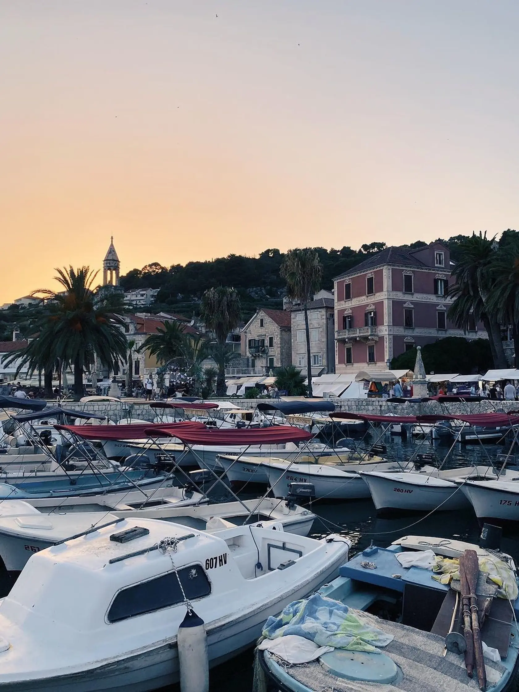 Americká blogerka a cestovateľka Teona Mango si s priateľom vyrazila na turisticky obľúbený ostrov Hvar v Chorvátsku.