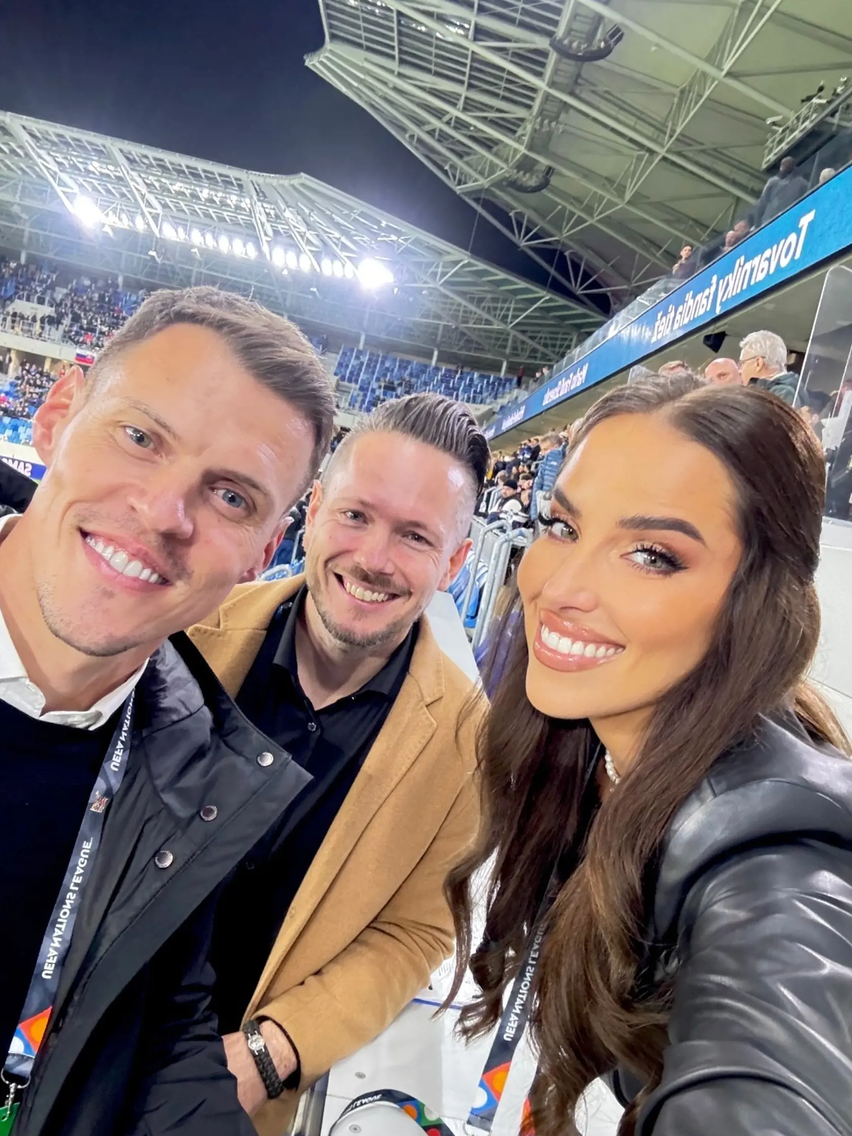 Martin Škrtel si užíval zápas v priestore vyhradenom pre mediálnych pracovníkov. Spoločnosť mu však robila krásna slovenská moderátorka a bývalá finalistka Miss Slovensko 2015 Simona Leskovská. 