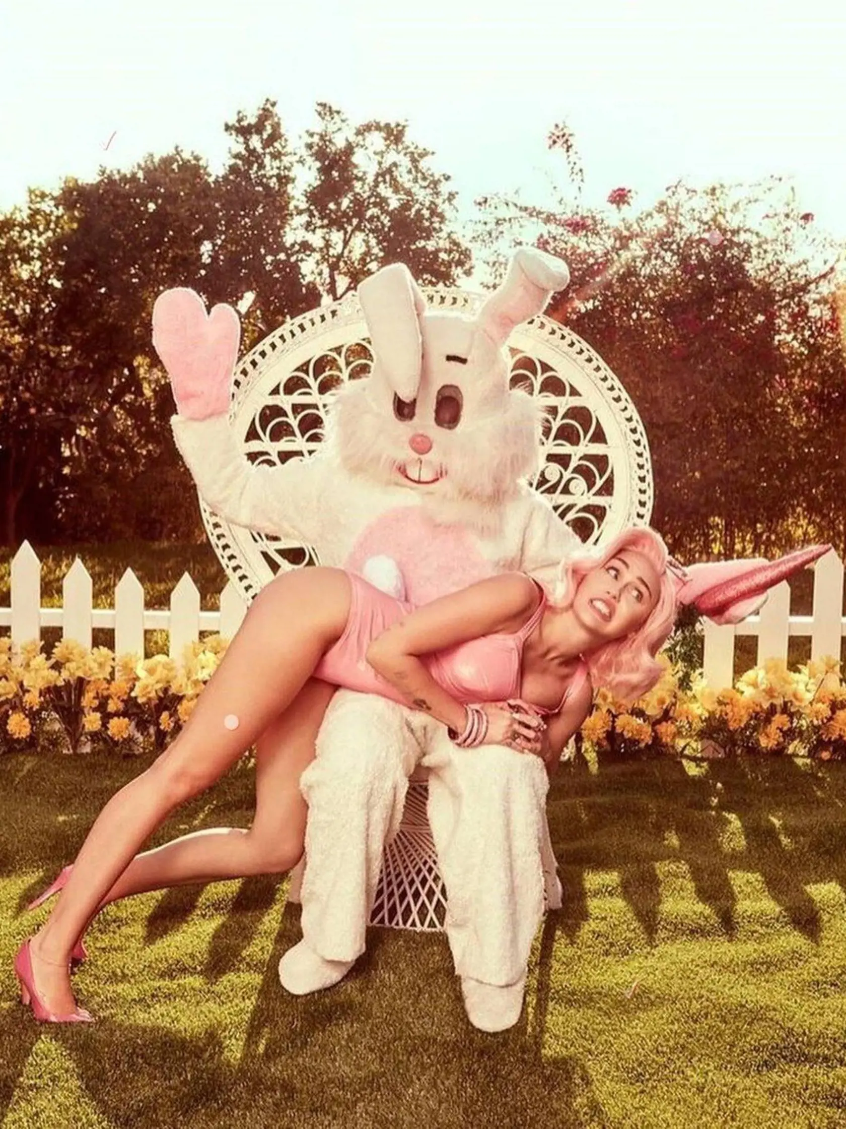 Miley Cyrus dostala výprask od plyšového zajaca.