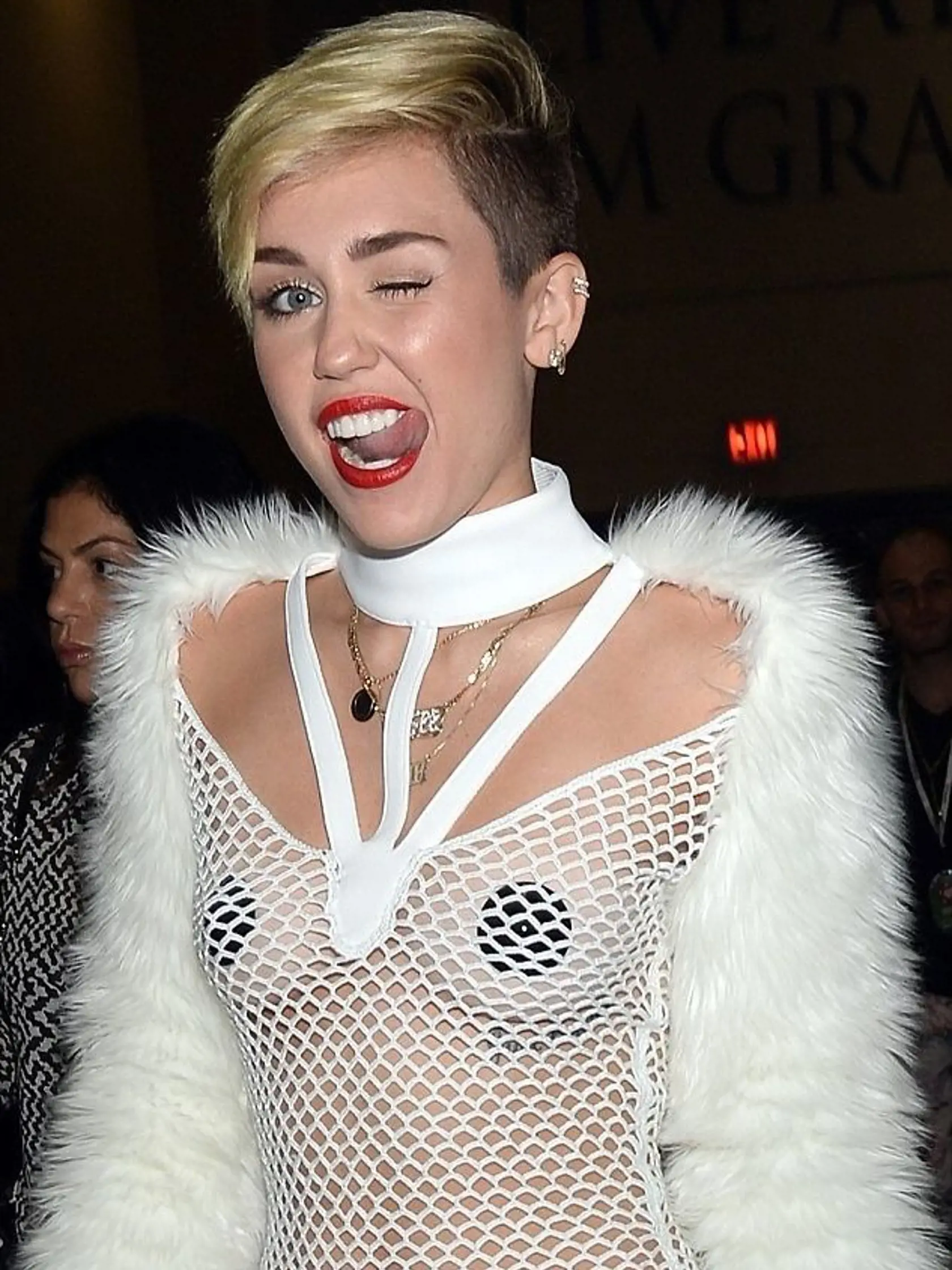 Miley si bradavky "zakryla" čiernymi nálepkami. 