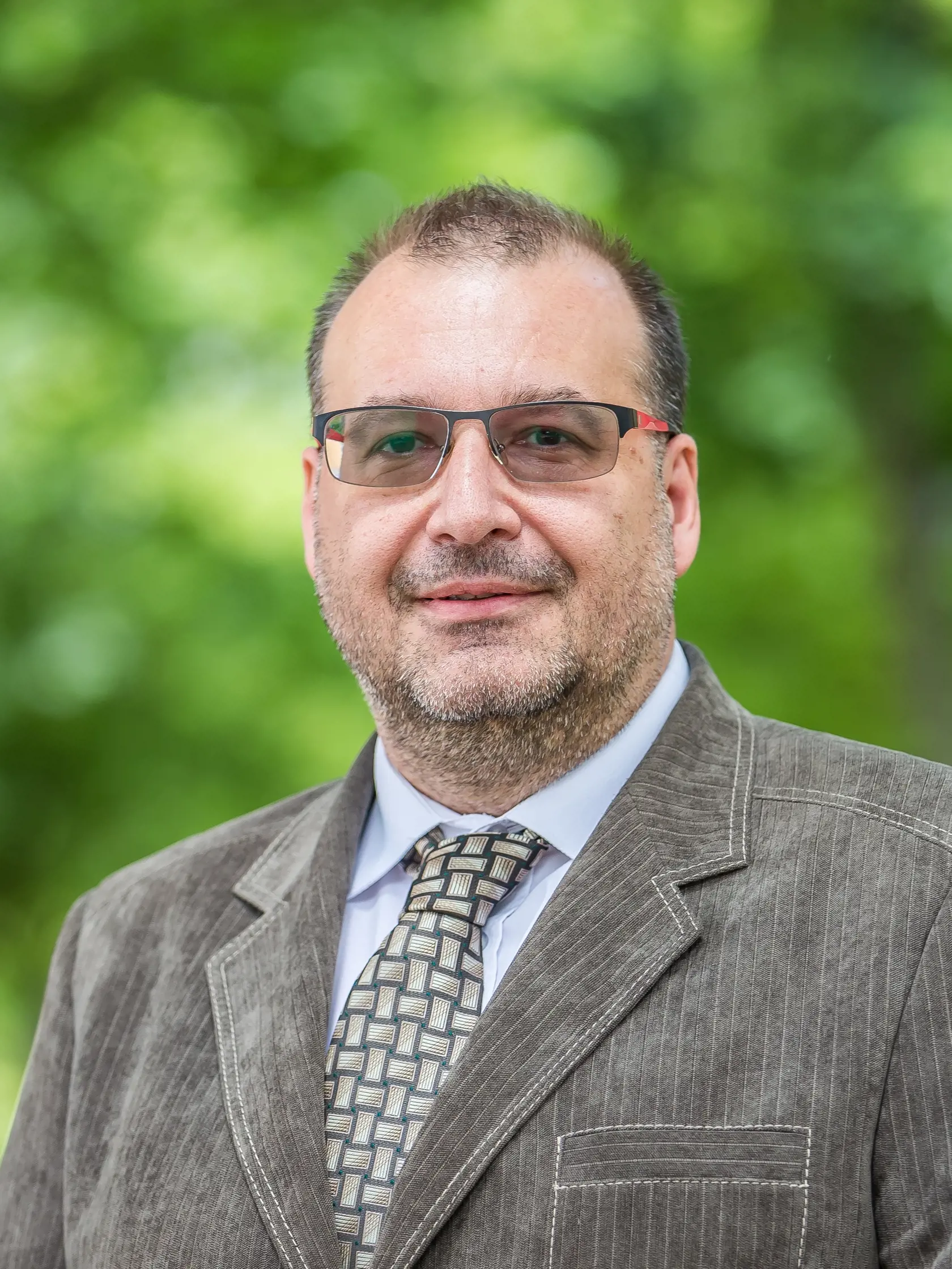 „Zaujímavé, že s touto témou prichádza človek z prostredia OľaNO, ktorá je opisovaná ako konzervatívna politická strana. Toto len naznačuje to, že OľaNo je veľmi širokospektrálnym politickým subjektom, kde sa nájdu ľudia ako Anna Záborská s veľmi tvrdými konzervatívnymi postojmi, a na druhej strane tu máme človeka, ktorí je ochotný riešiť tento problém,“ uviedol politológ Tomáš Koziak.