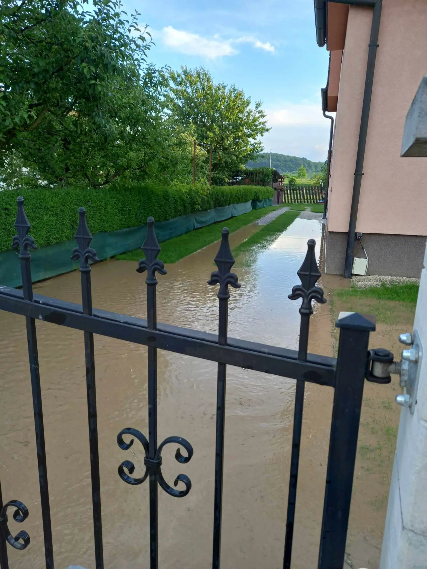 Silné búrky spôsobili záplavy v obci Svinná v Trenčianskom okrese.