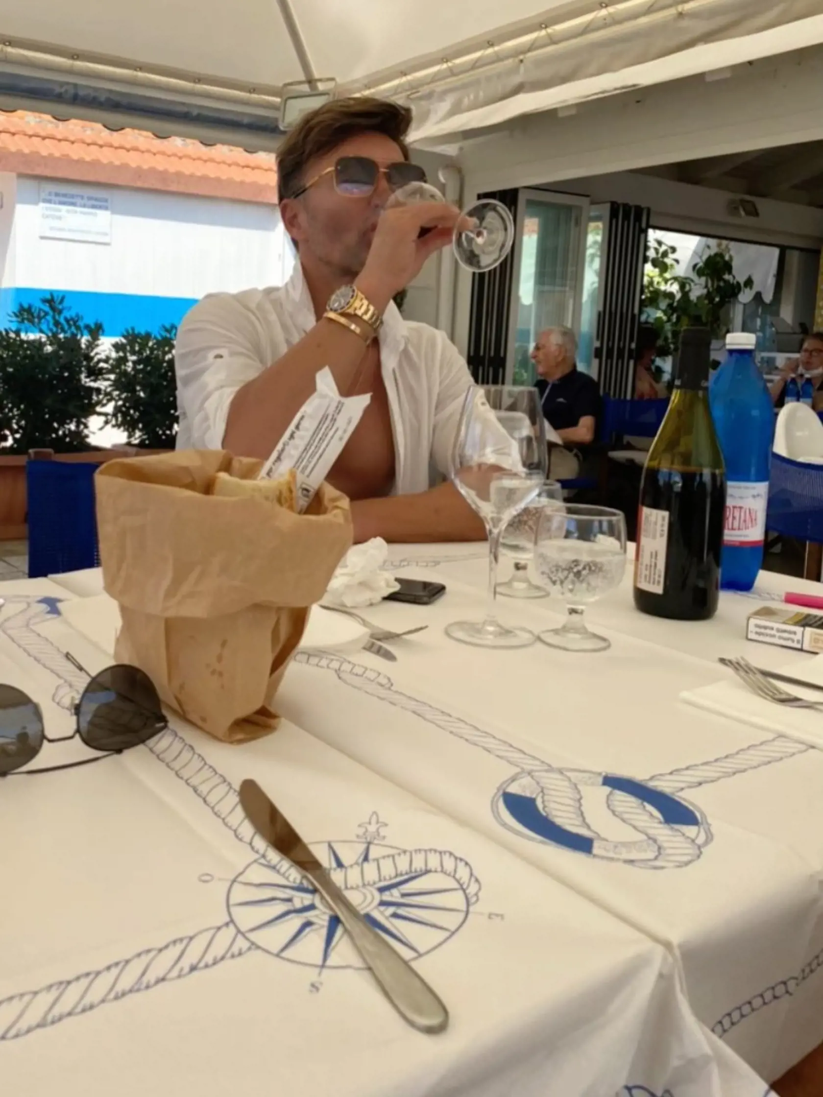 Extravagantný Nitran je milovníkom vína. Je gurman, ktorý však kontroluje čo konzumuje.