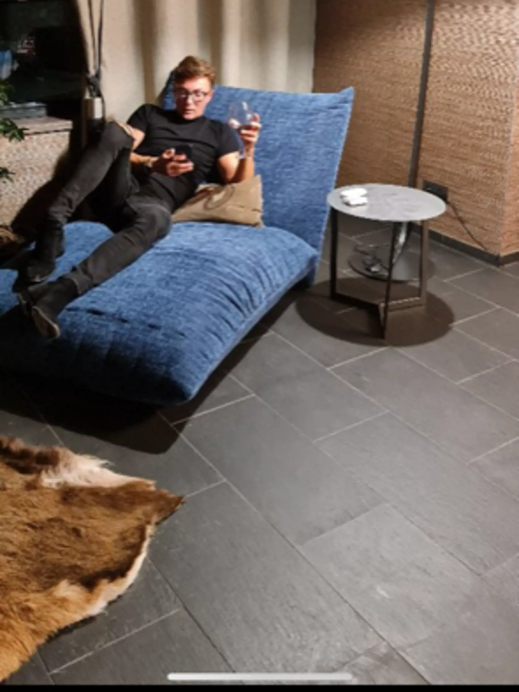 Oddych na štýlovej pohovke. František Kabrheľ sa venuje v Taliansku bytovému dizajnu. Zariaďoval domy, vily a apartmány mnohým významným osobnostiam.