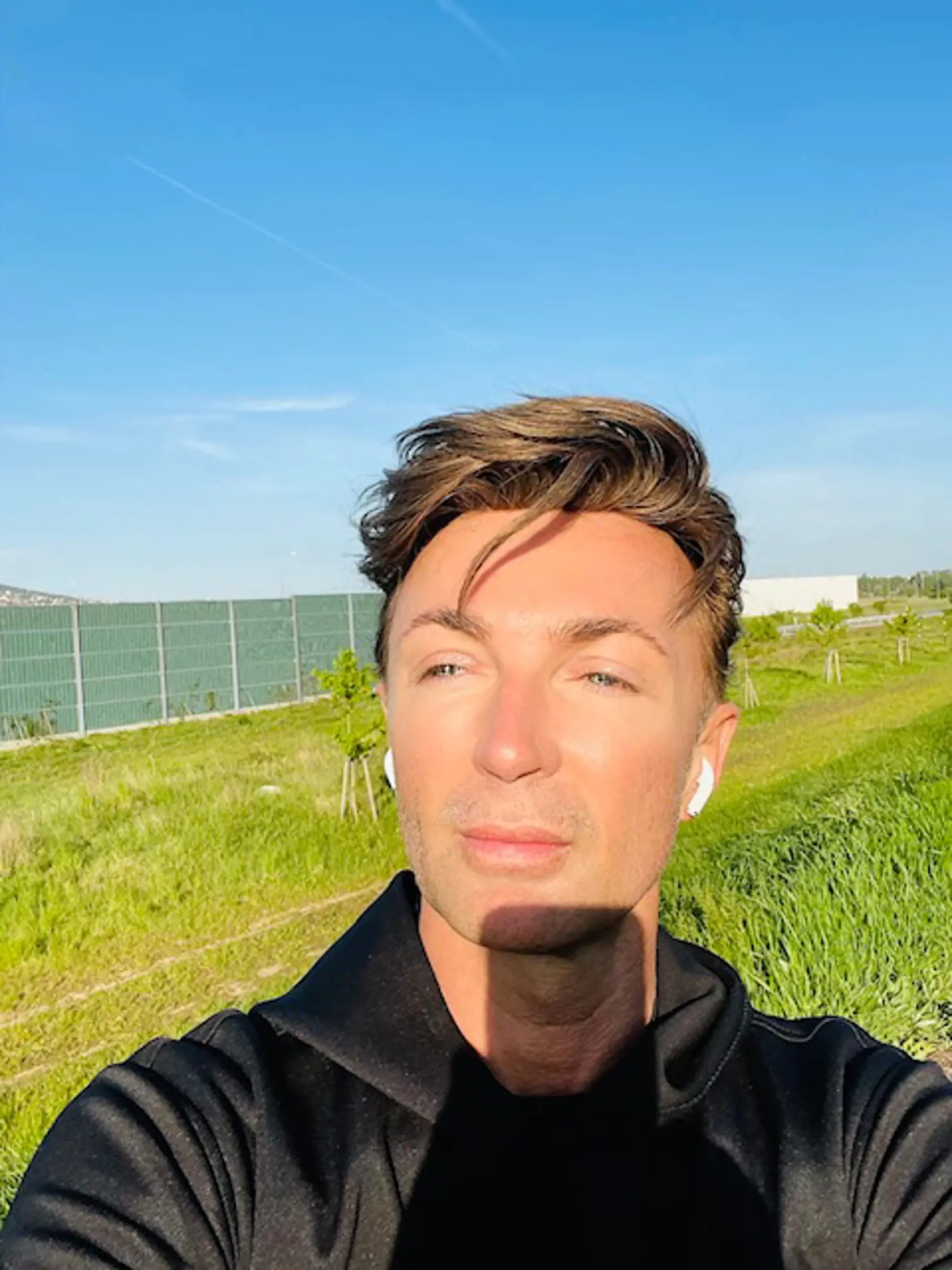Versačeho zmenila hustá hriva na nepoznanie.