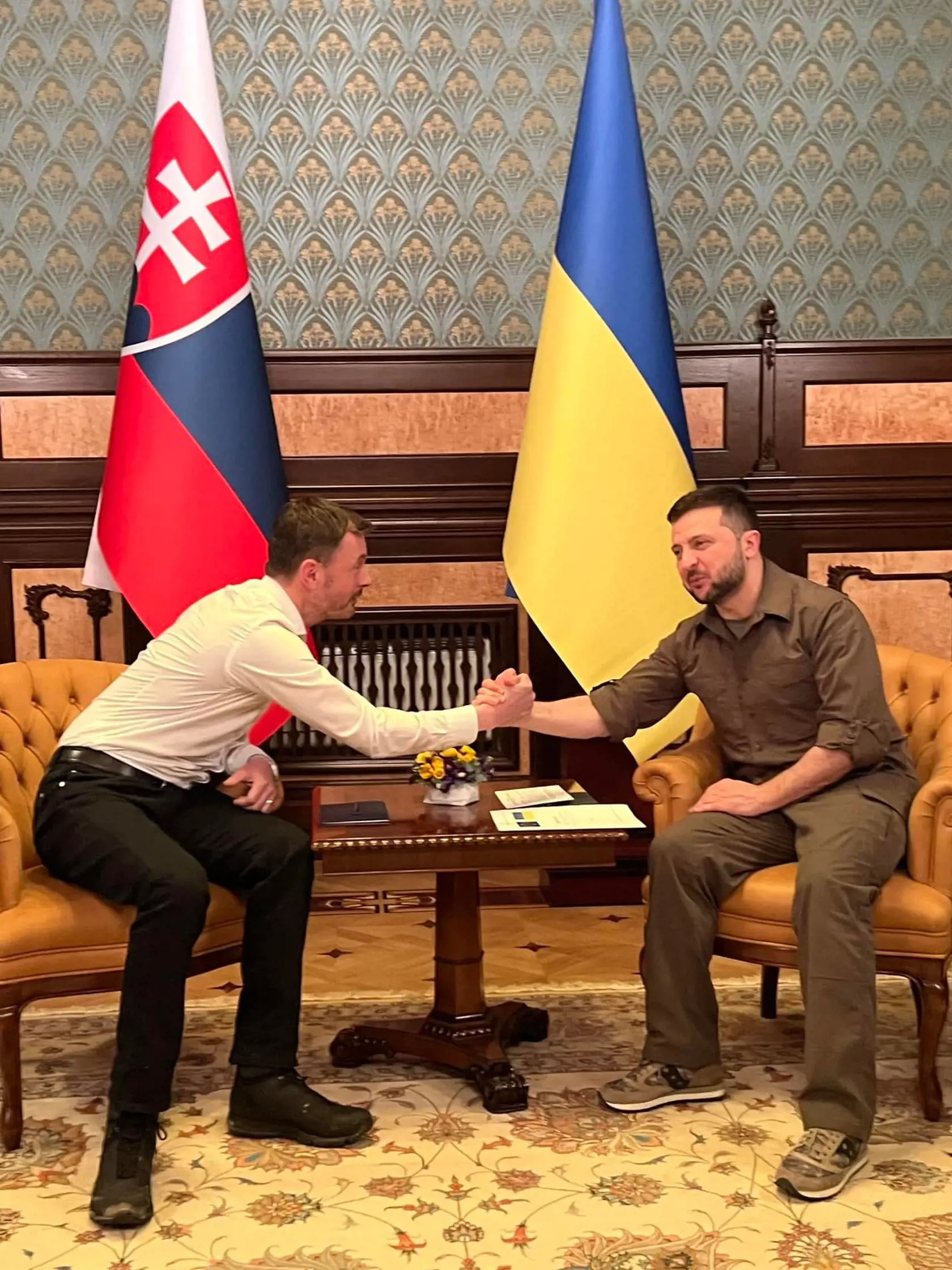 Slovenský premiér Eduard Heger (vľavo) a ukrajinský prezident Volodymyr Zelenskyj (uprostred) počas stretnutia v Kyjeve v piatok 8. apríla 2022.