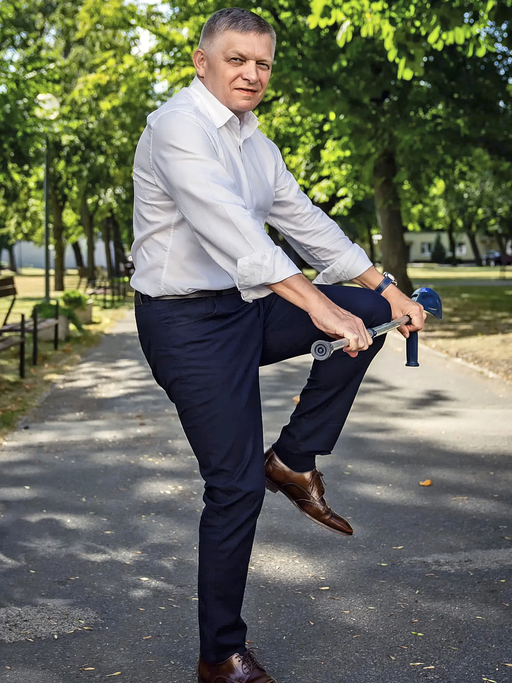 Líder Smeru síce barlu odhodil, no zranenia ho stále trápia.