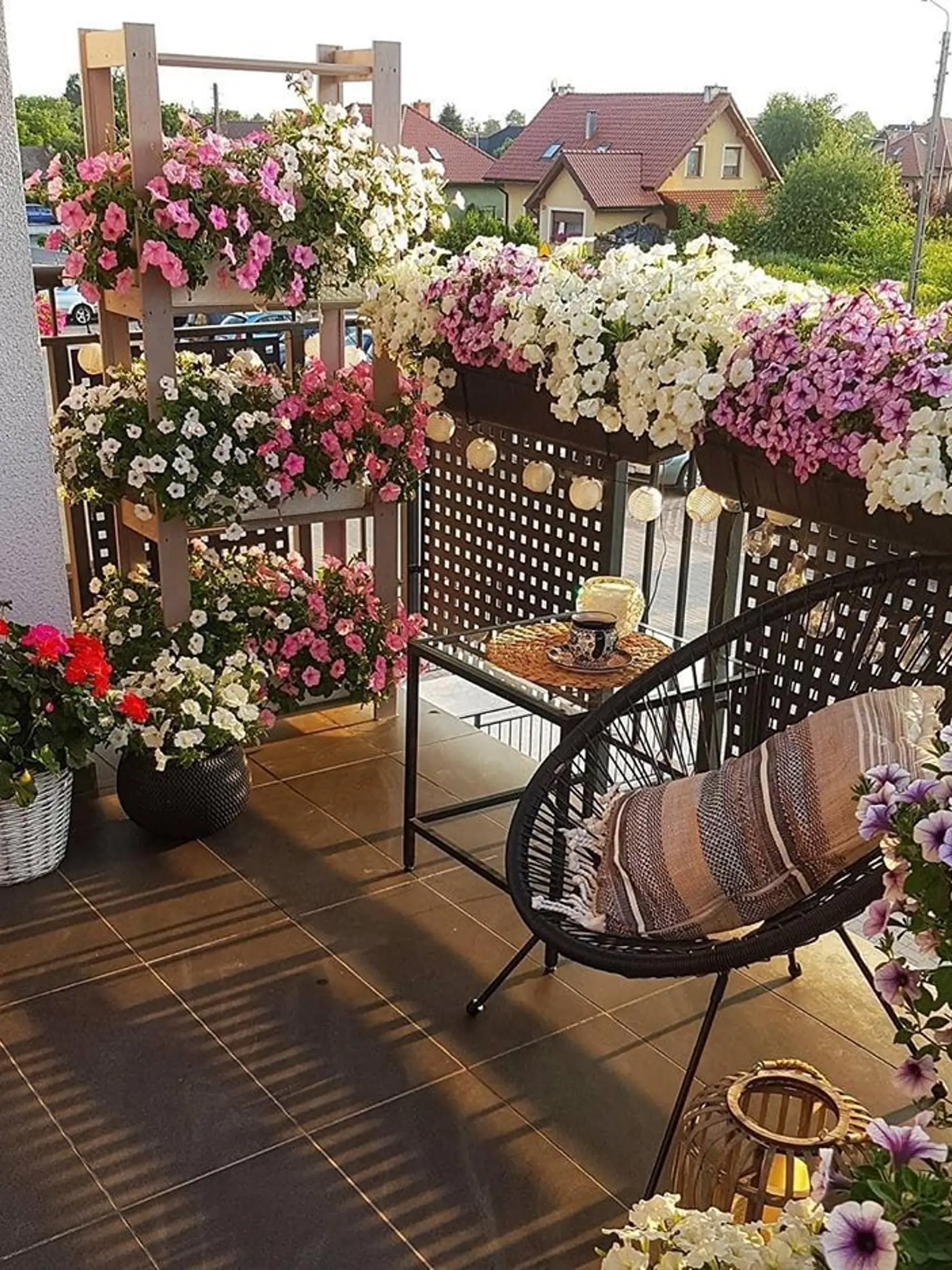 Bývate síce na vidieku, ale neznamená to, že vaše leňošenie na balkóne uvidia všetci susedia v okolí. 
Stačí málo, vhodné zvolenie aranžmánov kvetov, ktoré vysadíte do kvetináčov a tie umiestnite na zábradlie balkóna, terasy alebo lodžie.