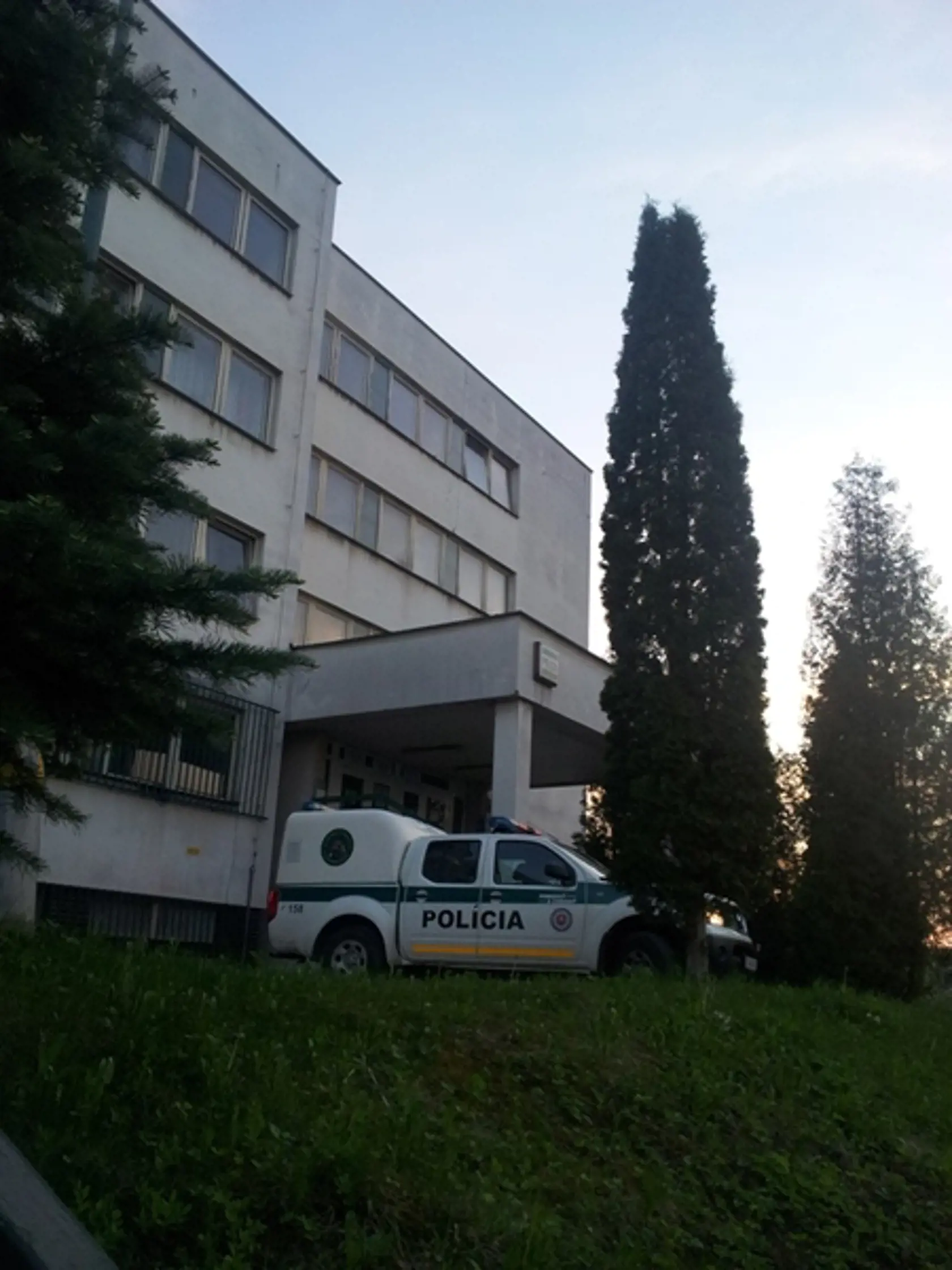 V tejto budove niekoľko hodín zadržiavali Jána Slotu.