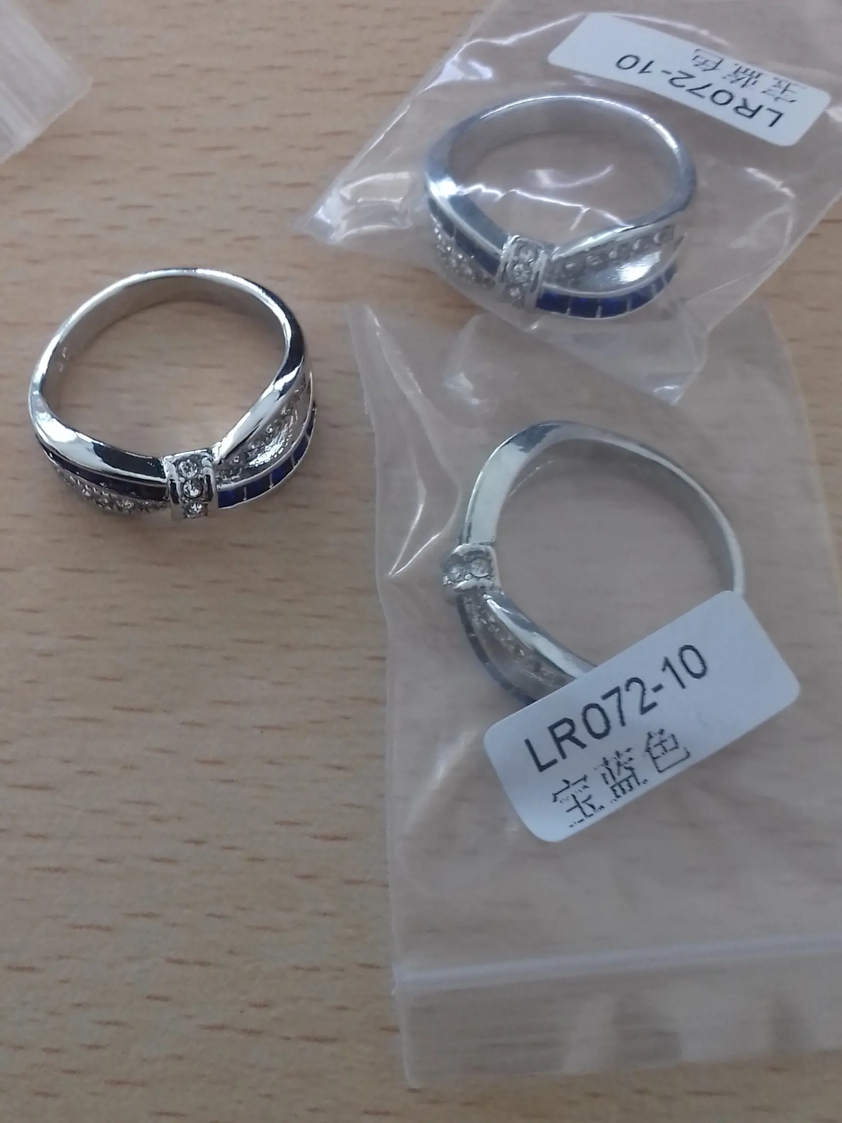 Prsteň bol zabalený v priehľadnom plastovom obale, pričom na obale bol nalepený štítok s identifikačným údajom LR 072-10.
