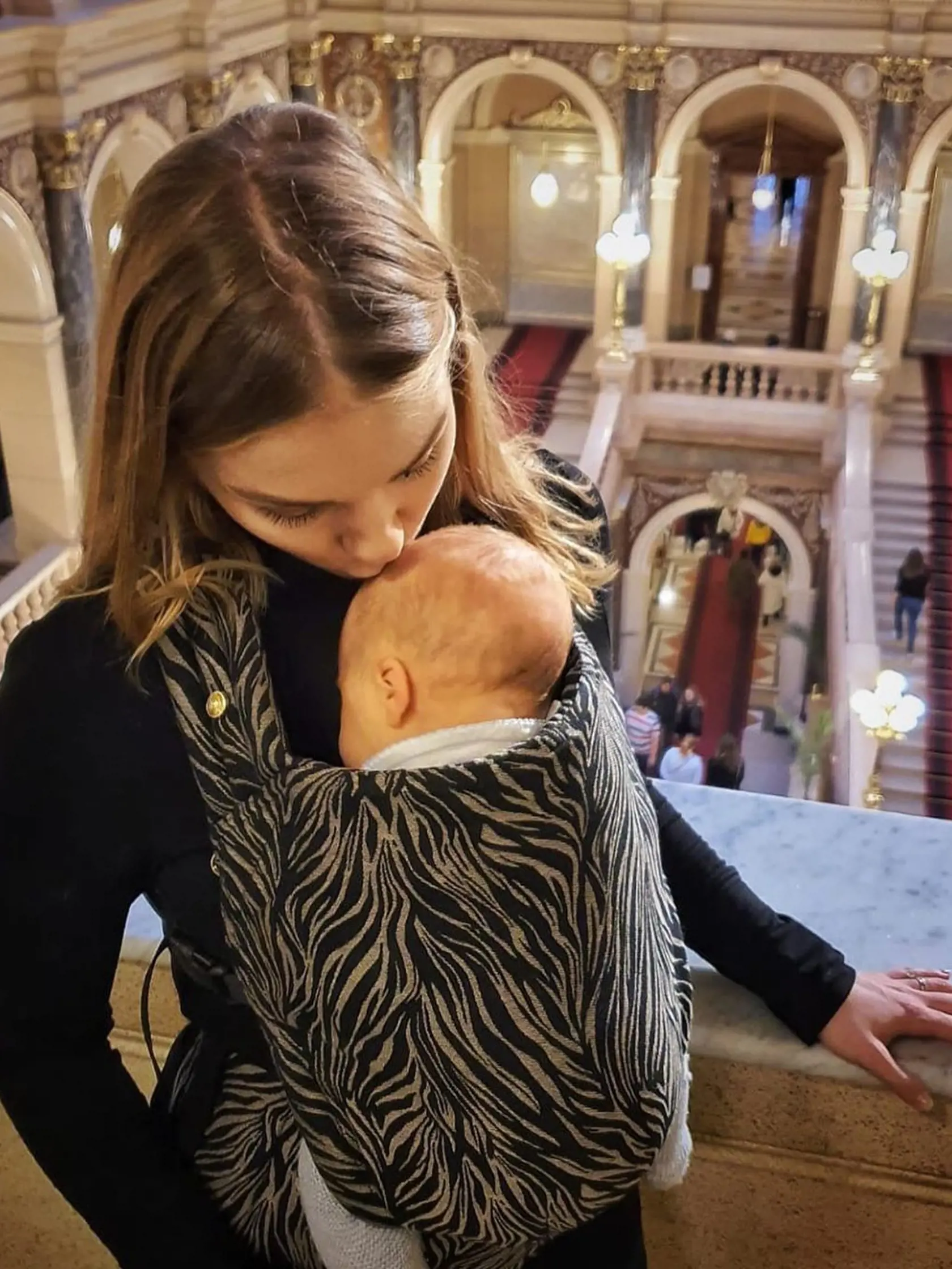 Veronika Cifrová Ostrihoňová so Sárkou v múzeu v Prahe