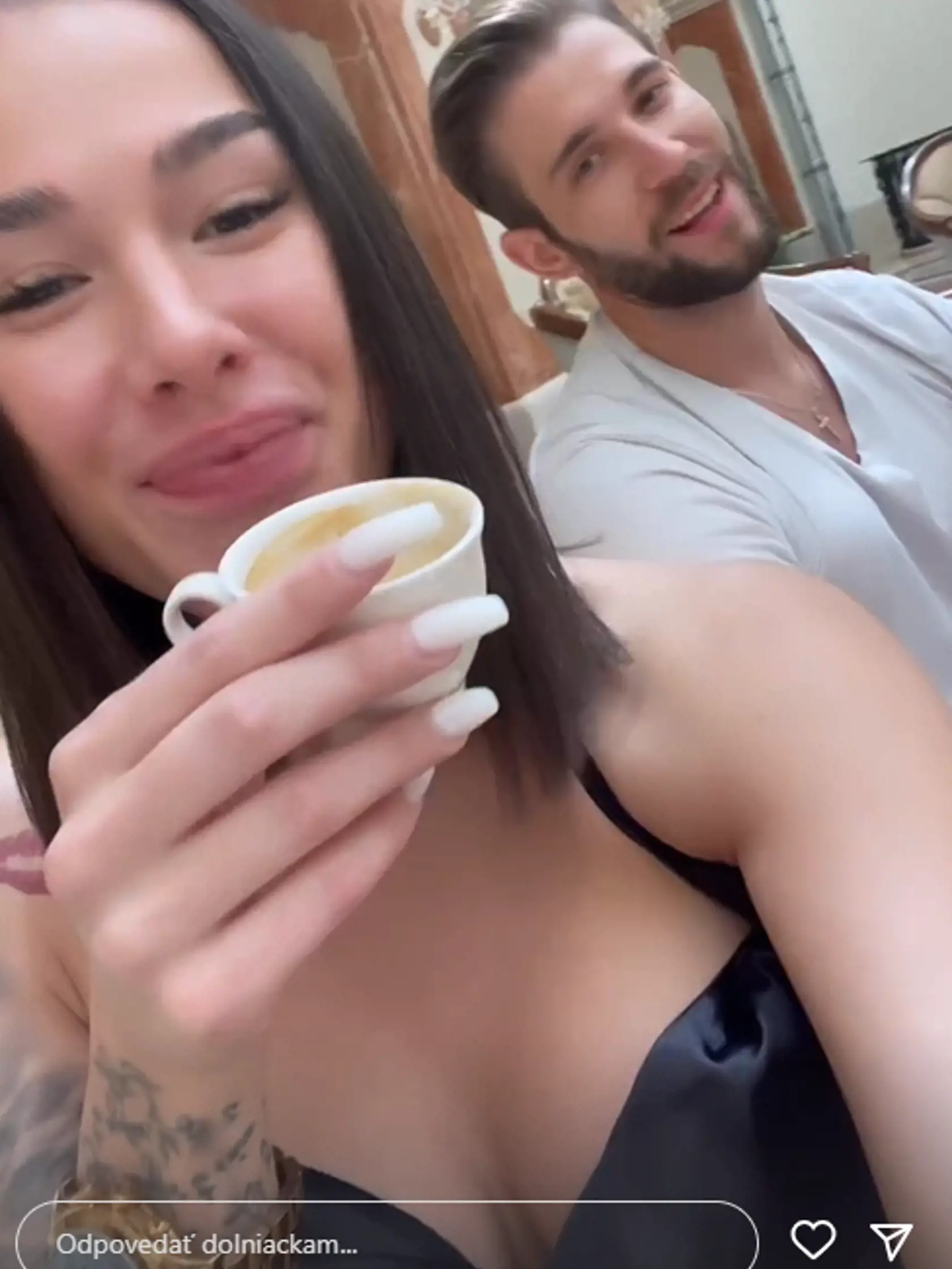 Tomáš sa Marcely na kávičke opýtal, či príjme jeho ružu.