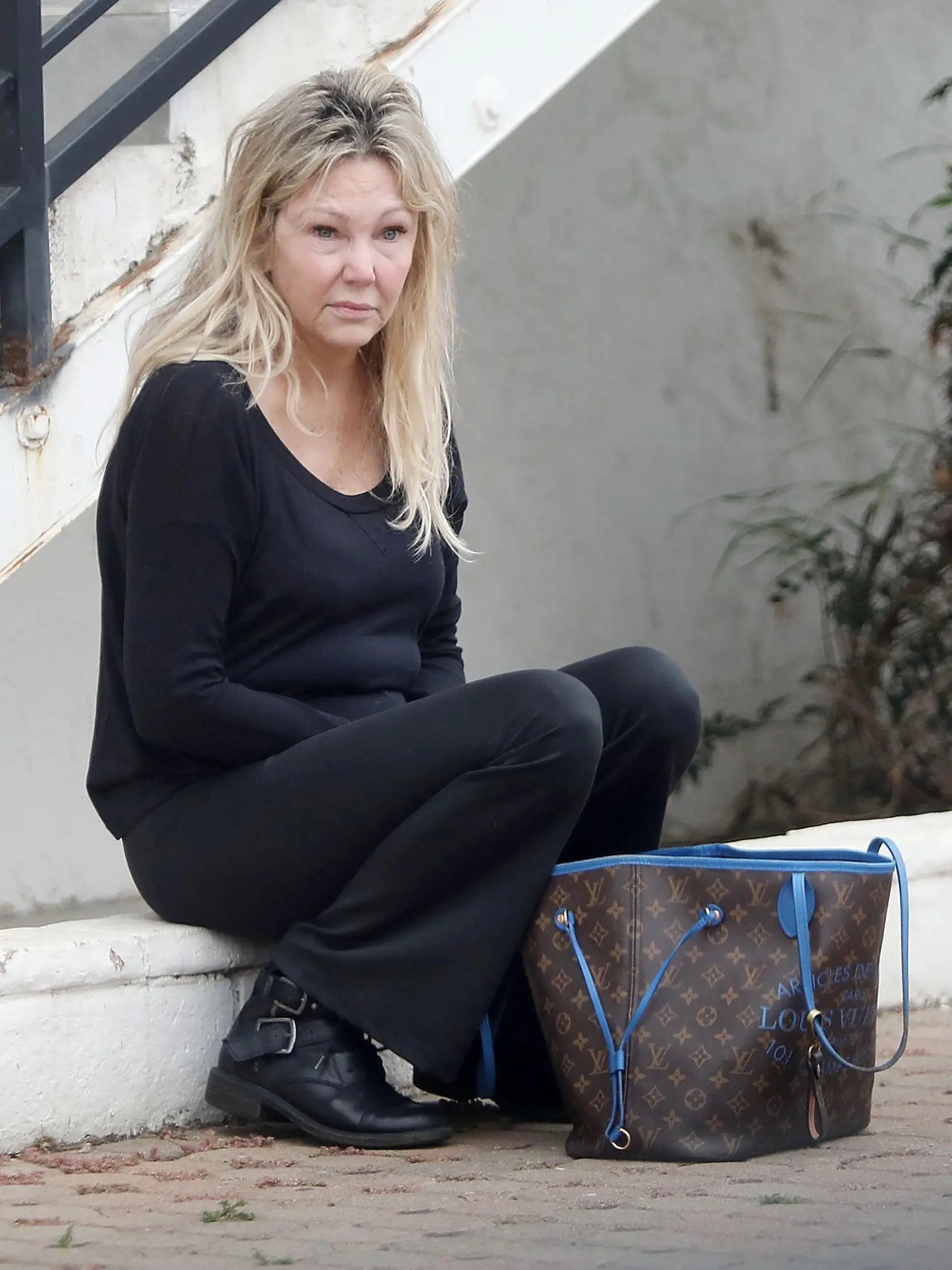 Heather Locklear čaká na odvoz na uliciach Los Angeles