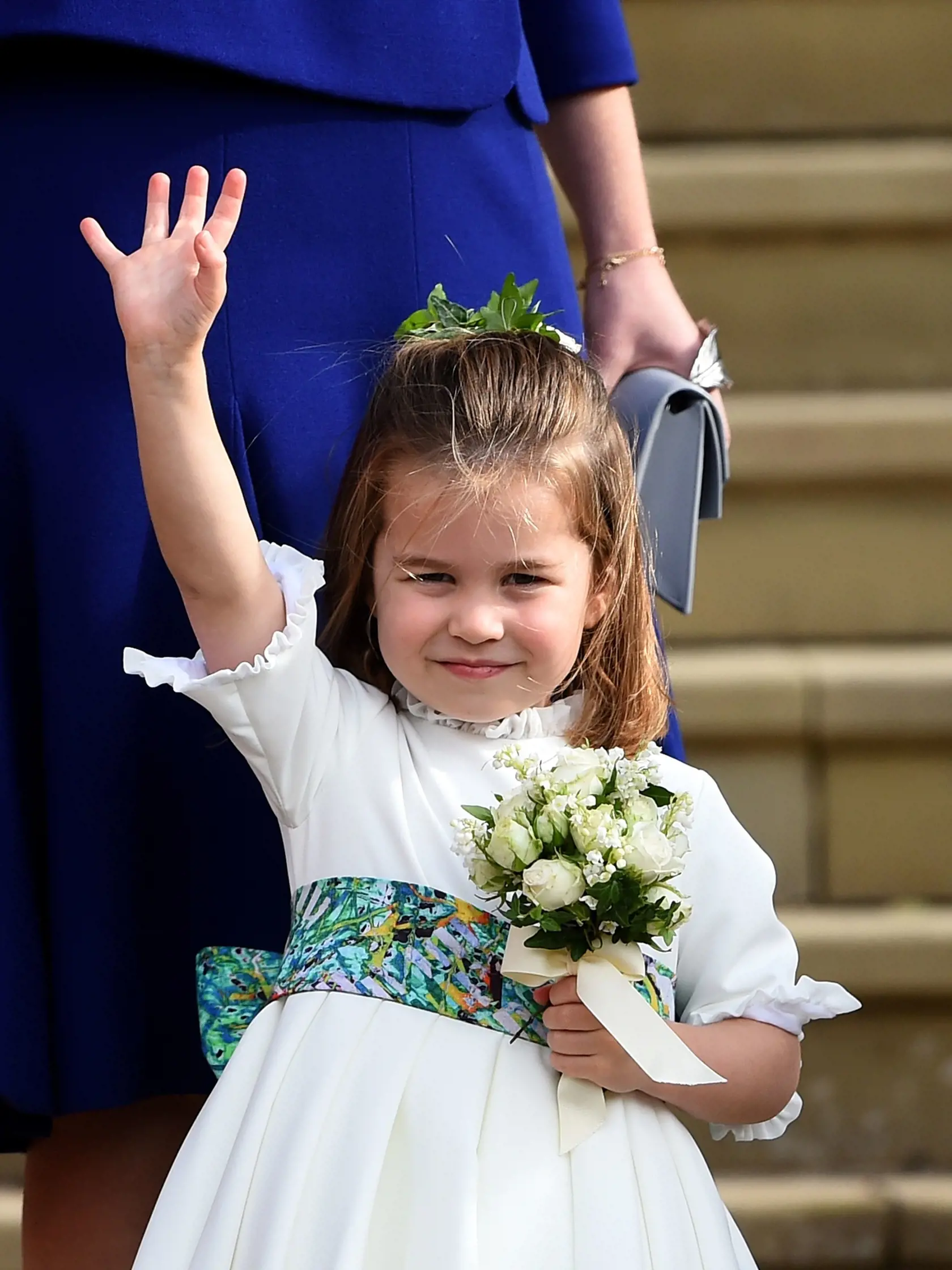 Iba 4-ročná princezná je majsterka v mávaní, robí to s patričným šarmom a noblesou.
