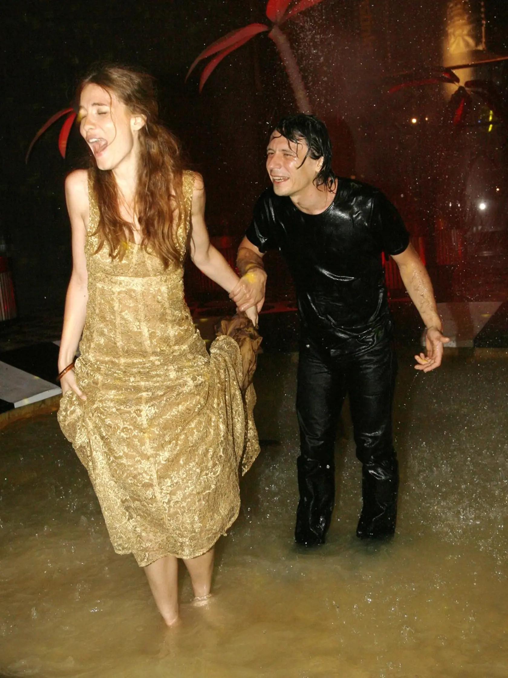 Britská herečka Saffron Burrows sa v roku 2006 schladila vo fontáne.
