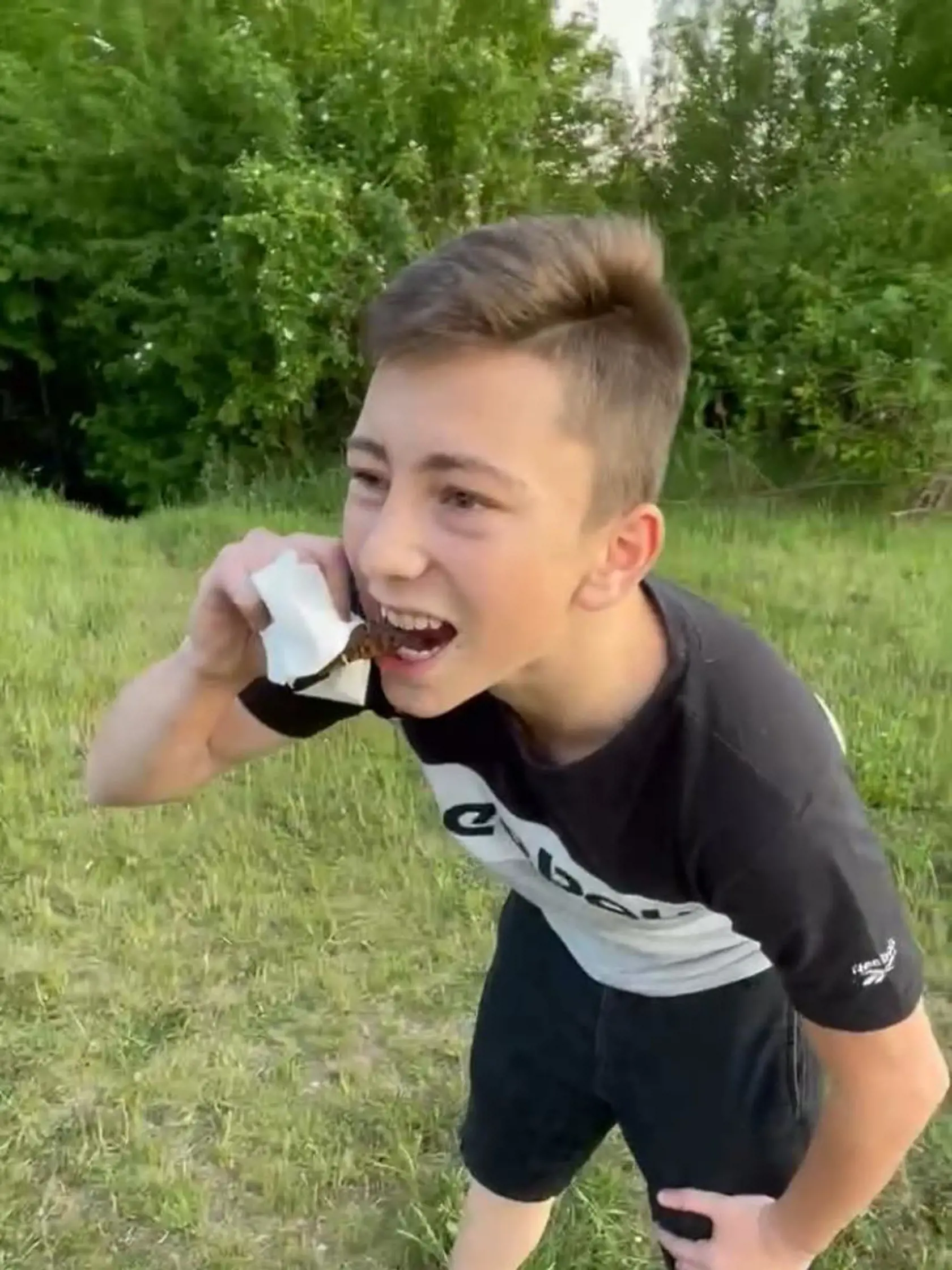Zvrátená výzva, ktorá sa objavila na stránke, za ktorou stojí Filip Sulík. Mladý chlapec na fotkách a videu zje exkrement...