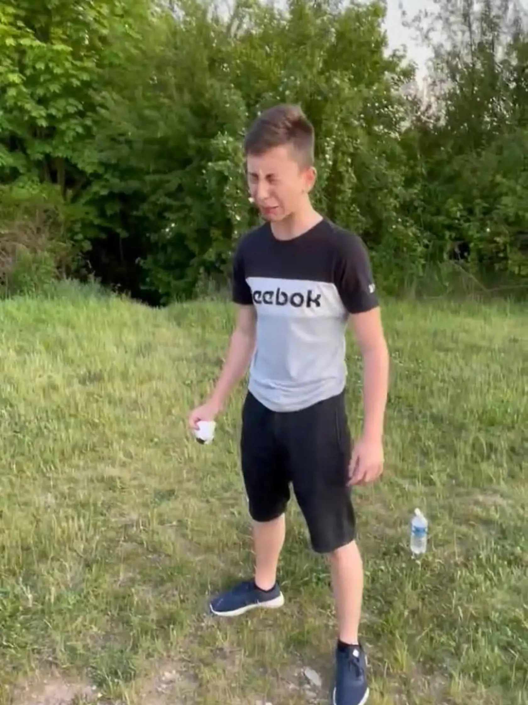 Zvrátená výzva, ktorá sa objavila na stránke, za ktorou stojí Filip Sulík. Mladý chlapec na fotkách a videu zje exkrement...