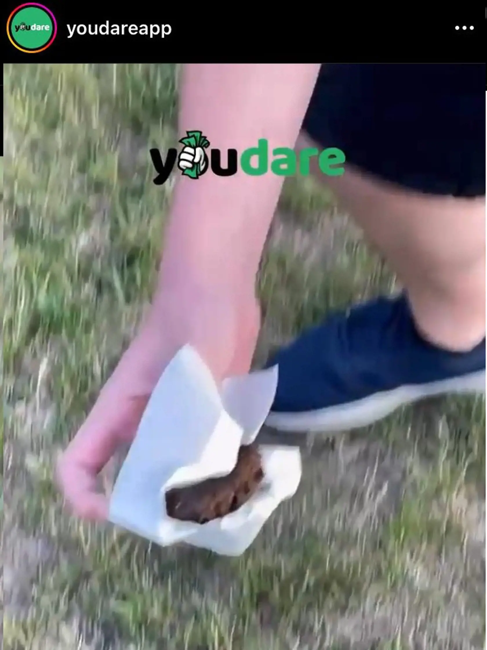 Zvrátená výzva, ktorá sa objavila na stránke, za ktorou stojí Filip Sulík. Mladý chlapec na fotkách a videu zje exkrement...