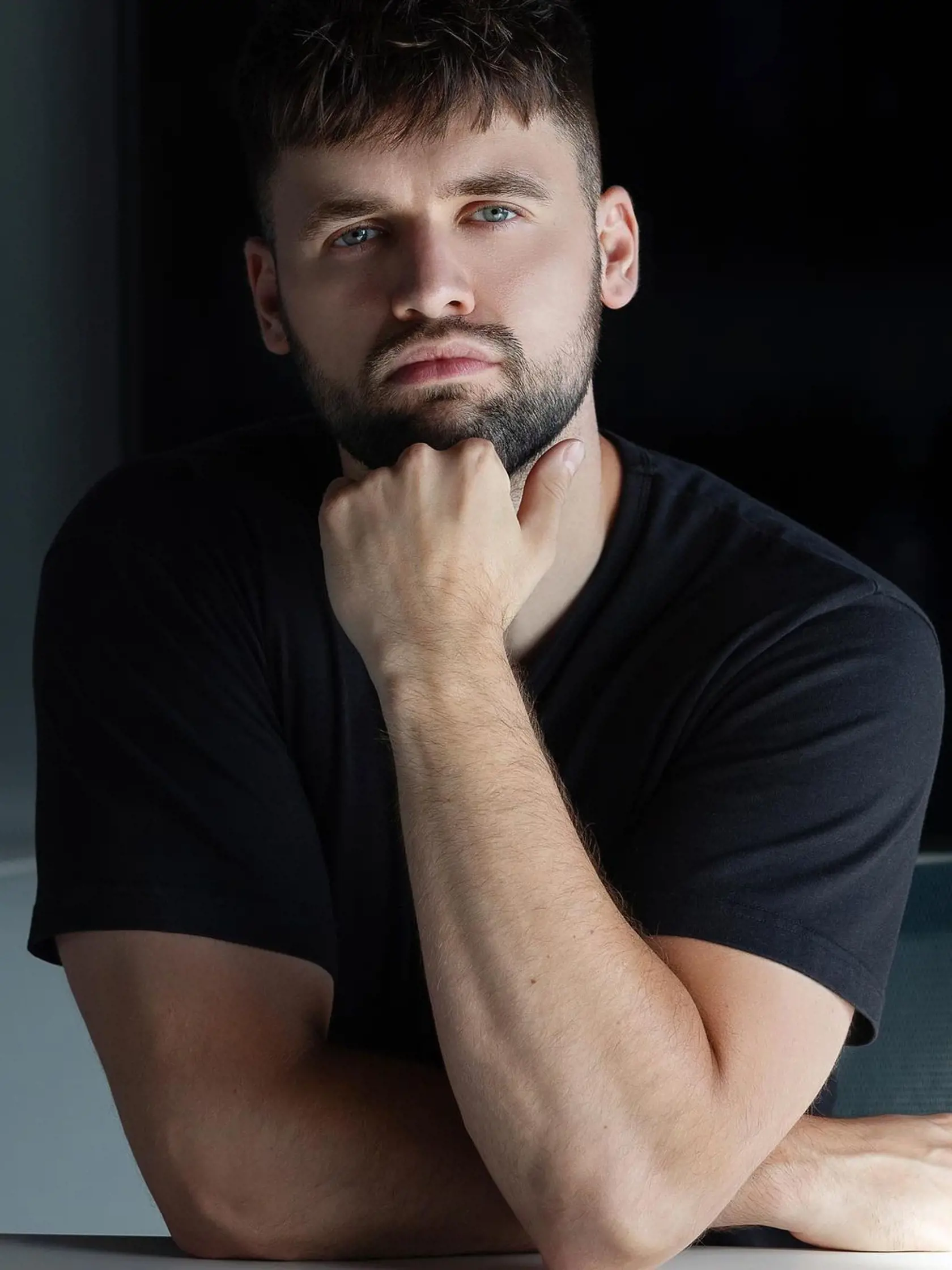 Filip Sulík sa do povedomia slovenskej verejnosti dostal najmä po spustení svojho netradičného biznisu, v ktorom vyzýva mladých ľudí na splnenie rôznych, často nebezpečných výziev. V startupe, ktorý rozbehol, môžu fanúšikovia podporiť odvážlivcov ľubovoľnou sumou, ktorú po splnení výzvy dotyčný aj získa. „Uvidíme, kto sa dá kúpiť,“ píšu autori projektu na sociálnej sieti.