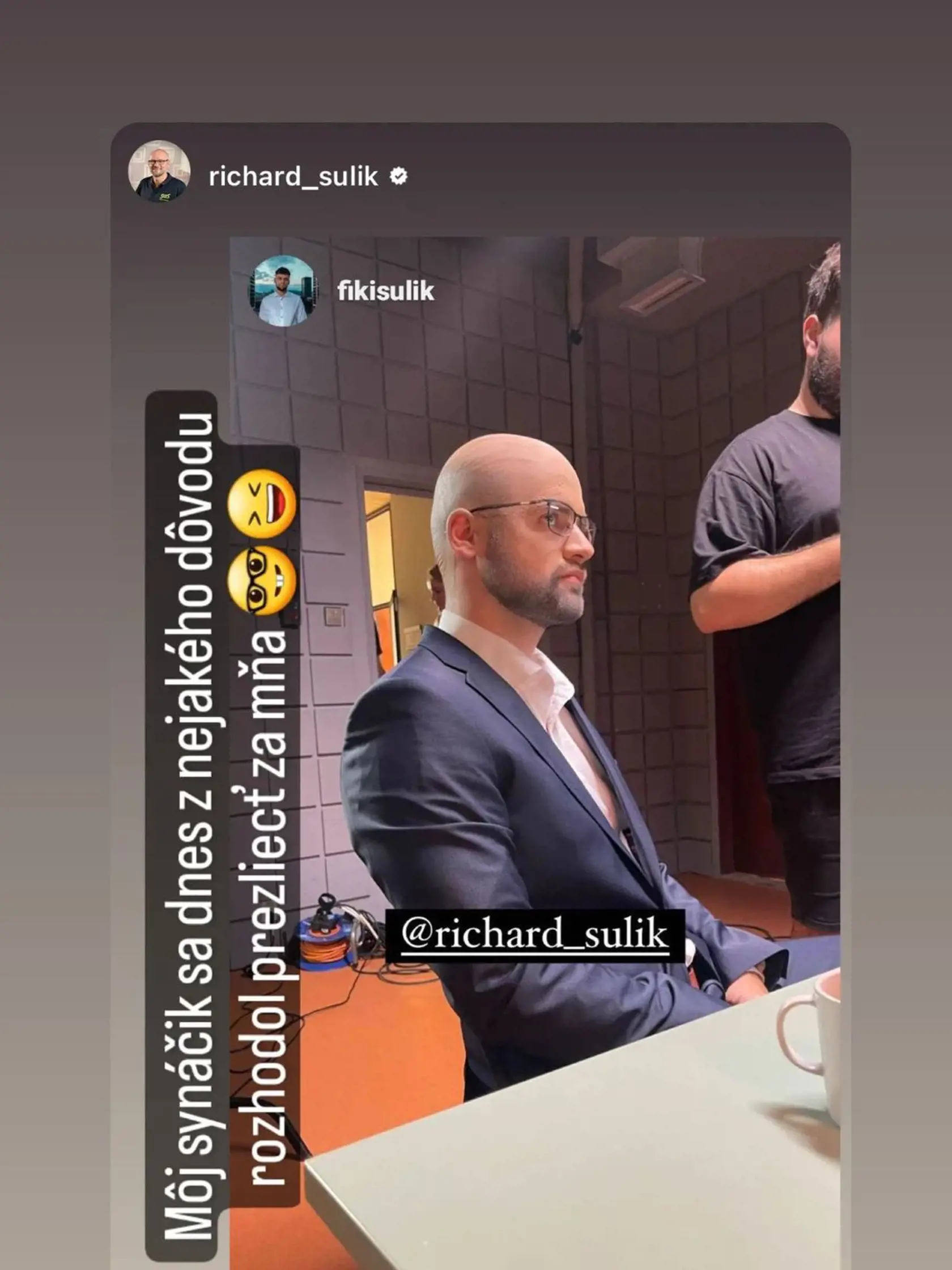 Na snímky upozornil samotný Richard Sulík. „Môj synáčik sa dnes z nejakého dôvodu rozhodol prezliecť za mňa,“ okomentoval Filipove fotky na sociálnej sieti. Jeho potomok nezaháľal a zareagoval s humorom jemu vlastným: “To ešte nevieš, čo všetko som za teba popodpisoval.”