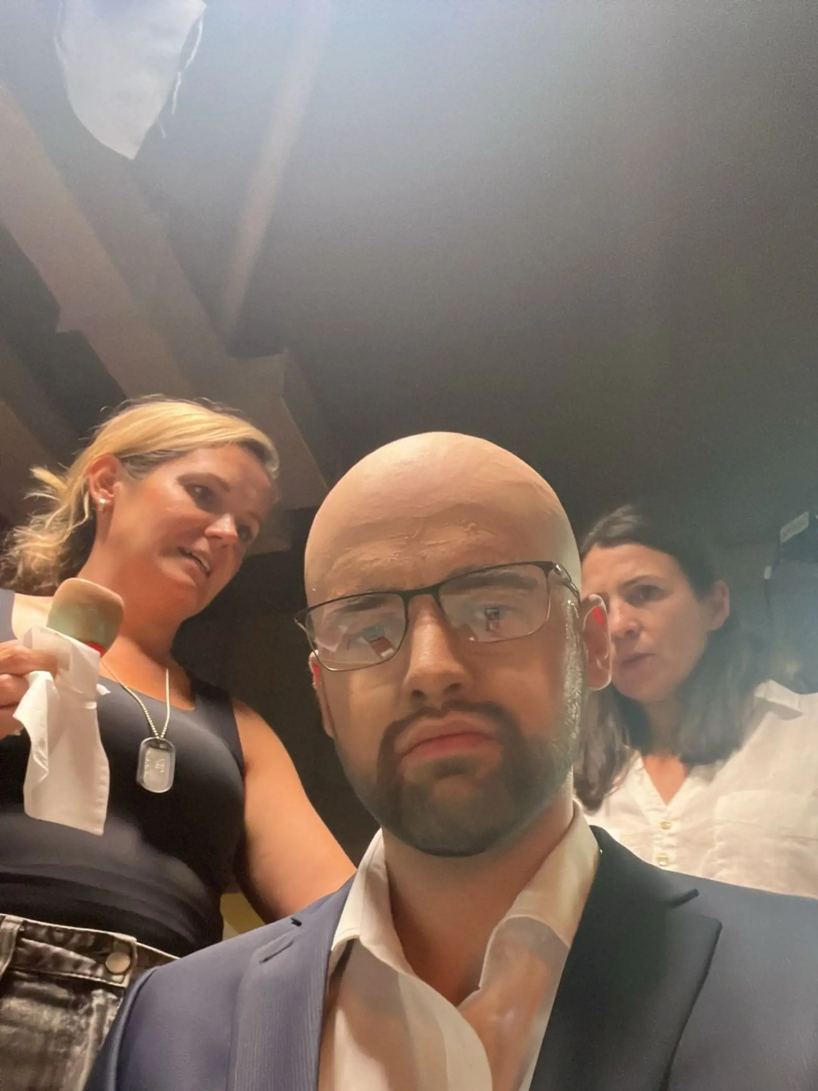 Filip Sulík v príspevkoch na sociálnej sieti tento týždeň zverejnil video z natáčania, v ktorom vystupuje ako verná kópia svojho otca. Nahodil rovnaký “zostrih” a nechal si narásť strnisko. Holá hlava, akú má aj jeho otec však nebol žiadny photoshop, ale výsledok šikovných maskérov