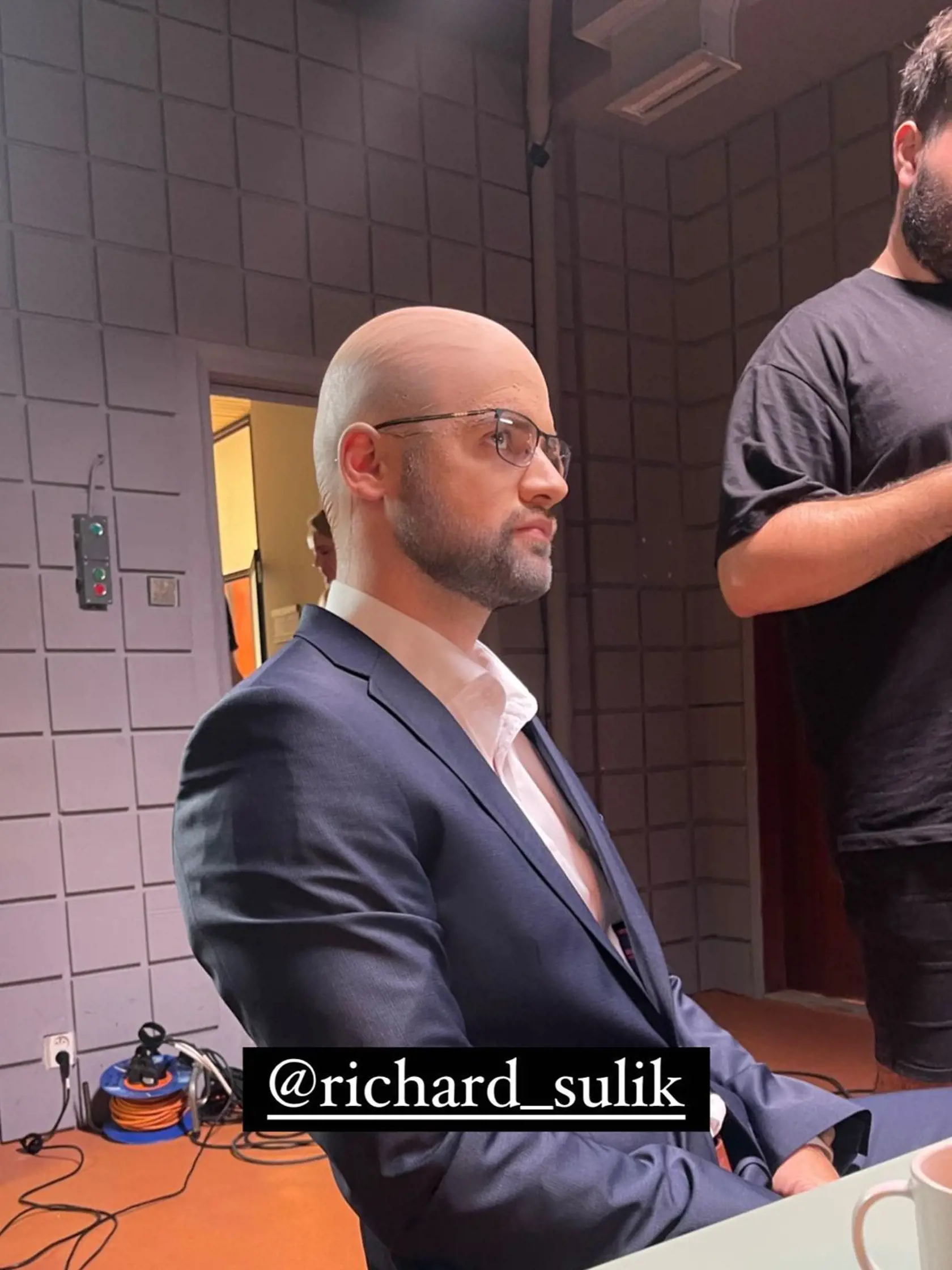 Filip Sulík v príspevkoch na sociálnej sieti tento týždeň zverejnil video z natáčania, v ktorom vystupuje ako verná kópia svojho otca. Nahodil rovnaký “zostrih” a nechal si narásť strnisko. Holá hlava, akú má aj jeho otec však nebol žiadny photoshop, ale výsledok šikovných maskérov