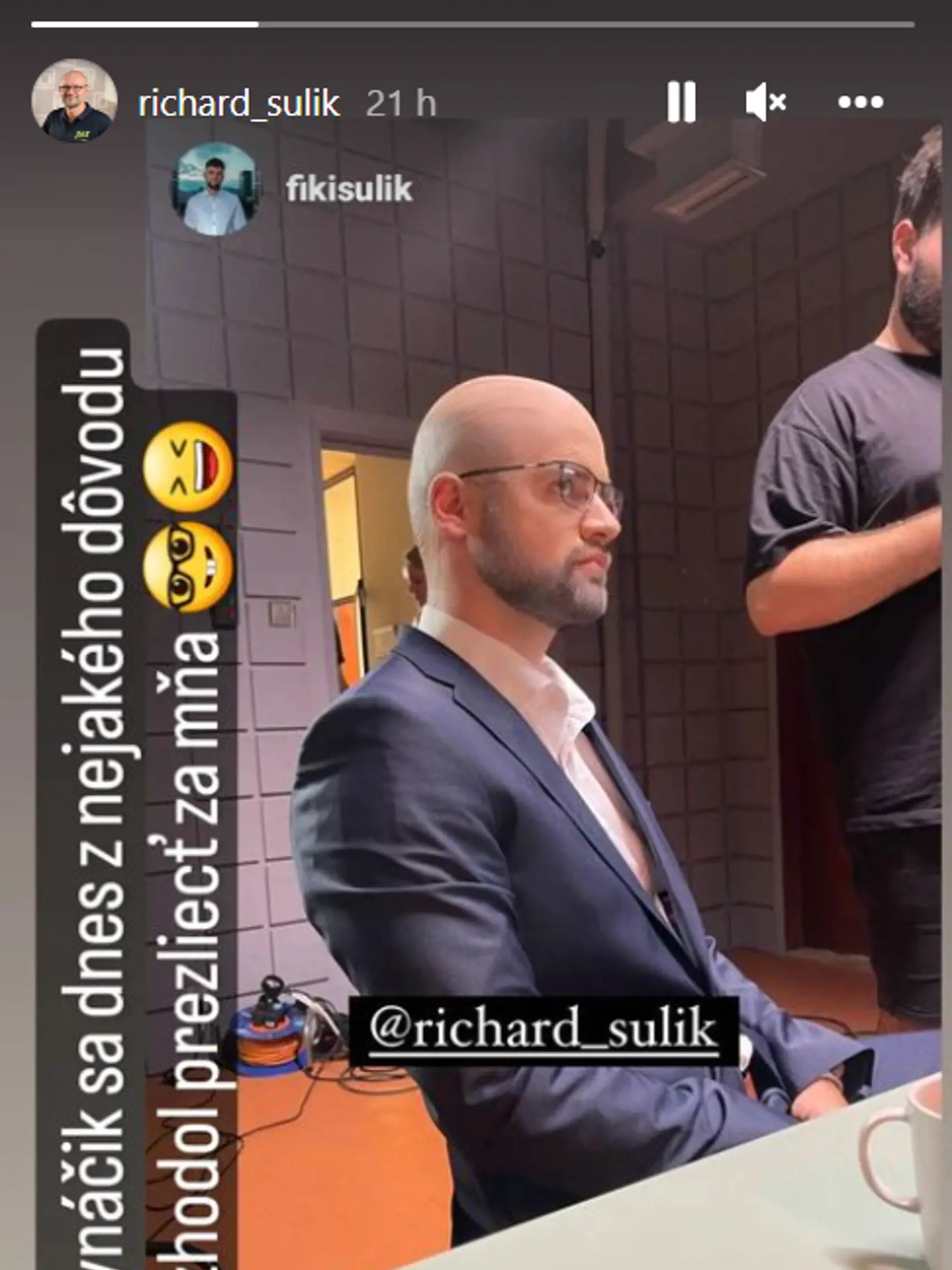 Na snímky upozornil samotný Richard Sulík. „Môj synáčik sa dnes z nejakého dôvodu rozhodol prezliecť za mňa,“ okomentoval Filipove fotky na sociálnej sieti.