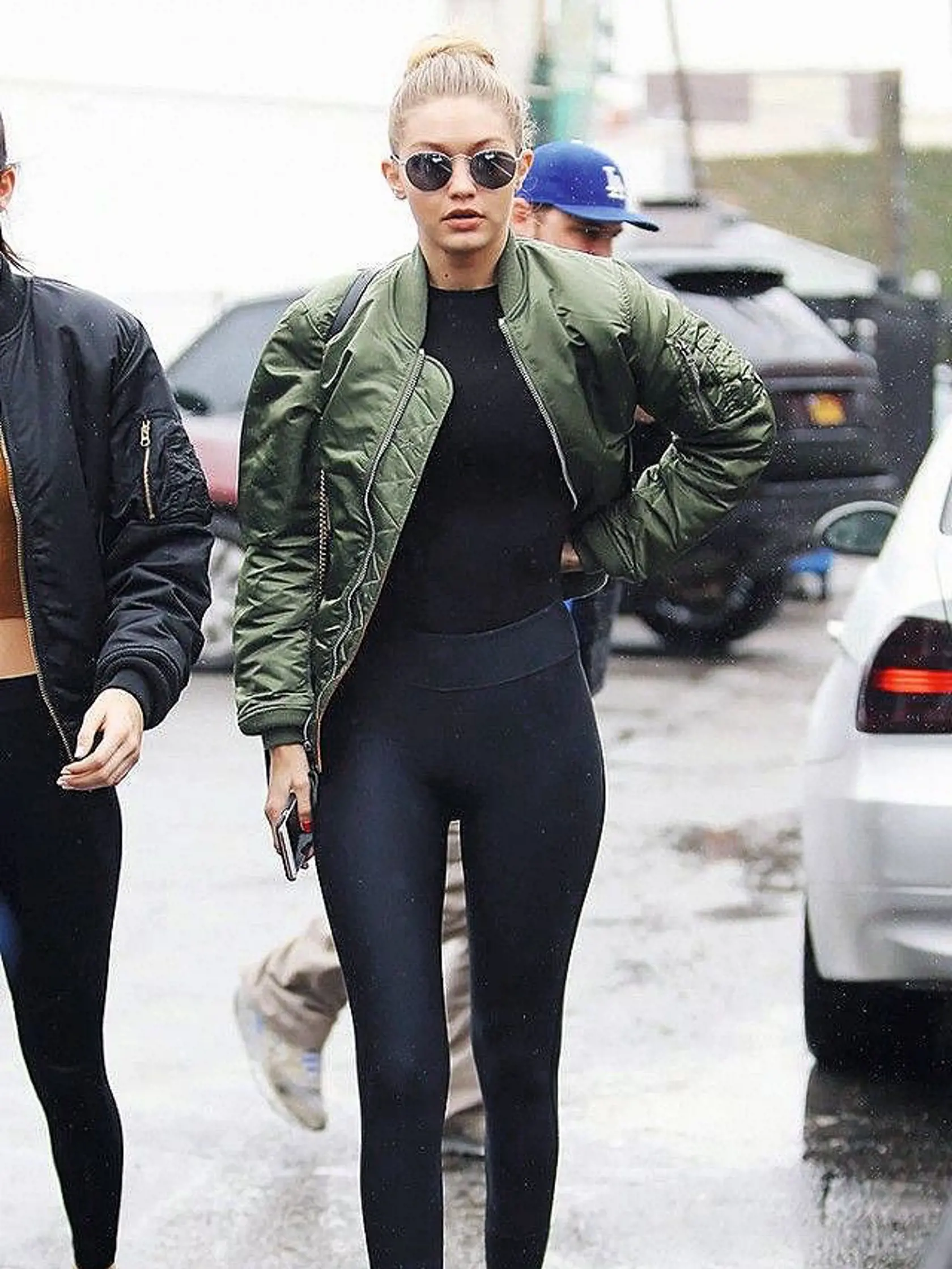 Ak si netrúfate na telové či svetlé legínsy, stavte na osvedčené čierne. Modelka Gigi Hadid vie trend legín rafinovane oklamať. Vyberte si kúsok s efektným detailom.