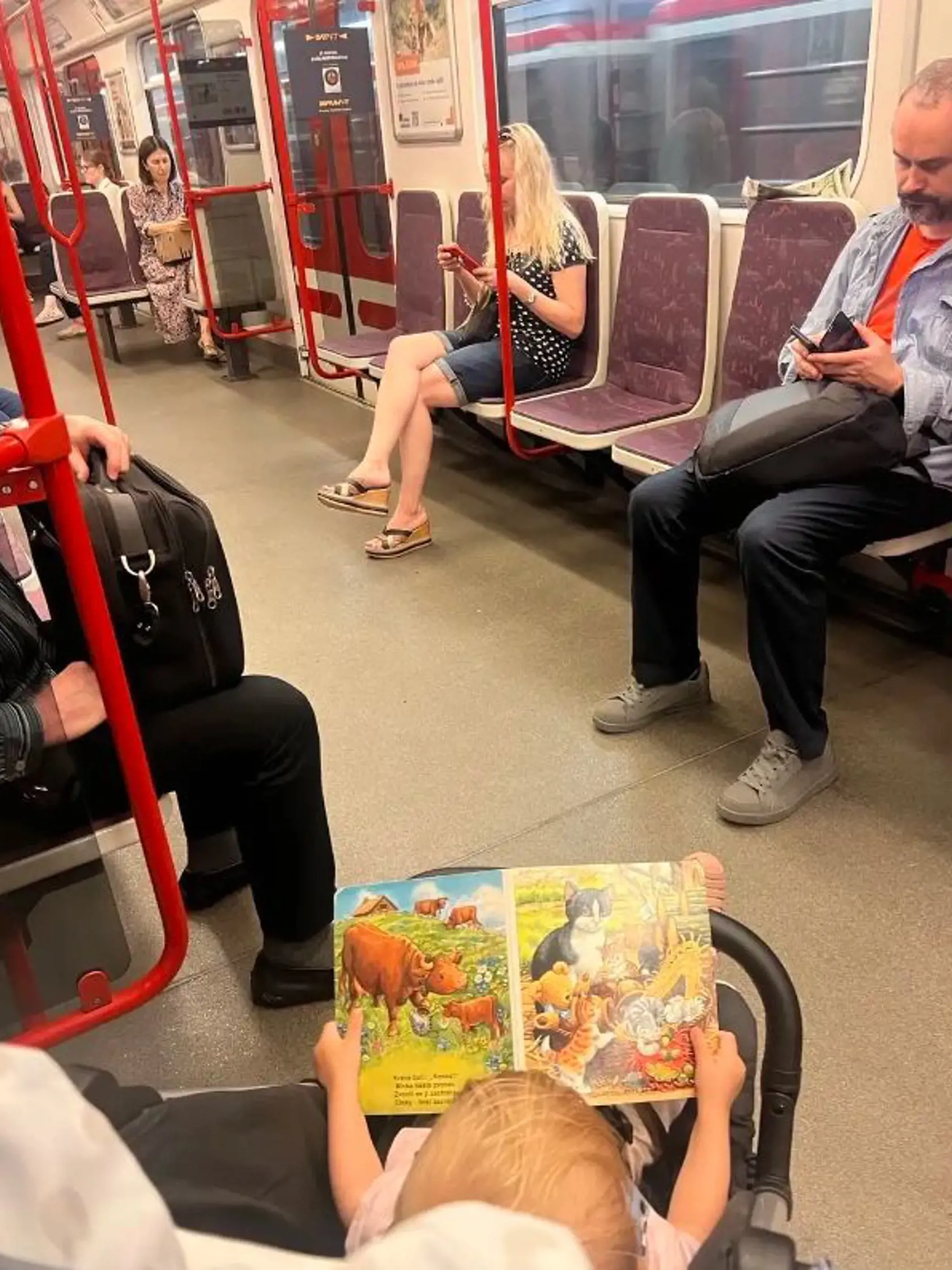 Žilková vzala svoju najmenšiu vnučku Rozárku na výlet metrom.