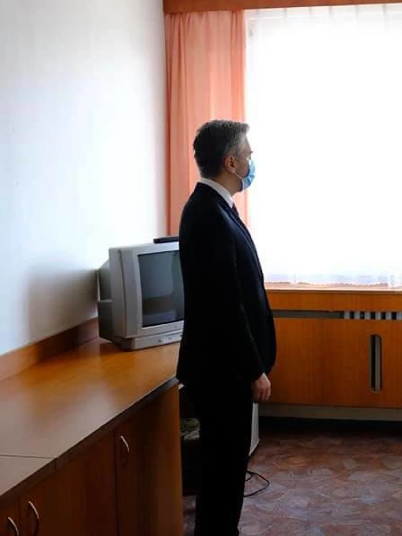Predseda KSK Rastislav Trnka prezerá pripravené izby.