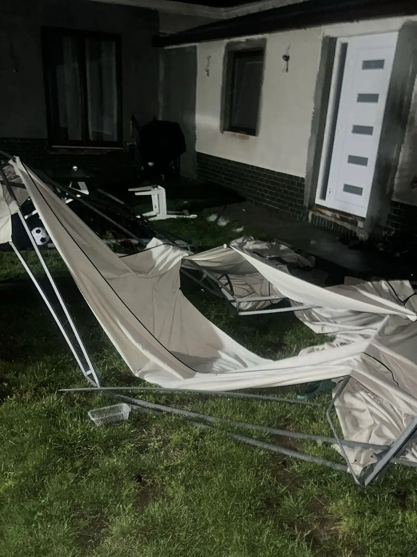 "Auto - prasknuté sklo, strecha z letnej kuchynky u suseda, trampolína, húpačky - detské ihrisko polámané, fóliovníky zničené, úroda zničená, nový altánok zničený... úplne zle," napísala nám po nočnej búrke naša čitateľka Zuzana.